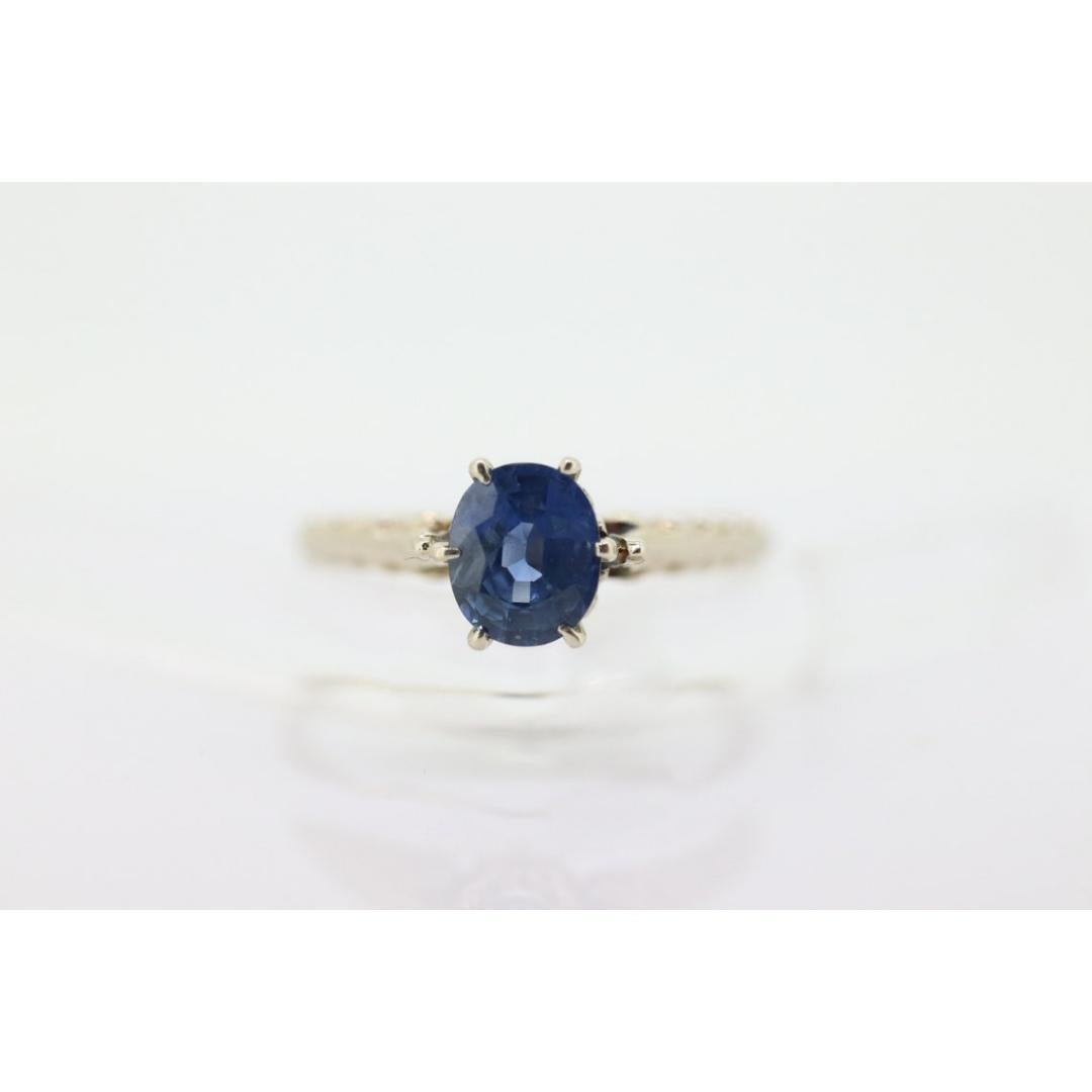 Gran zafiro ovalado Anillo solitario 14k. Diseños grabados Art deco en oro blanco de 14k en venta 3