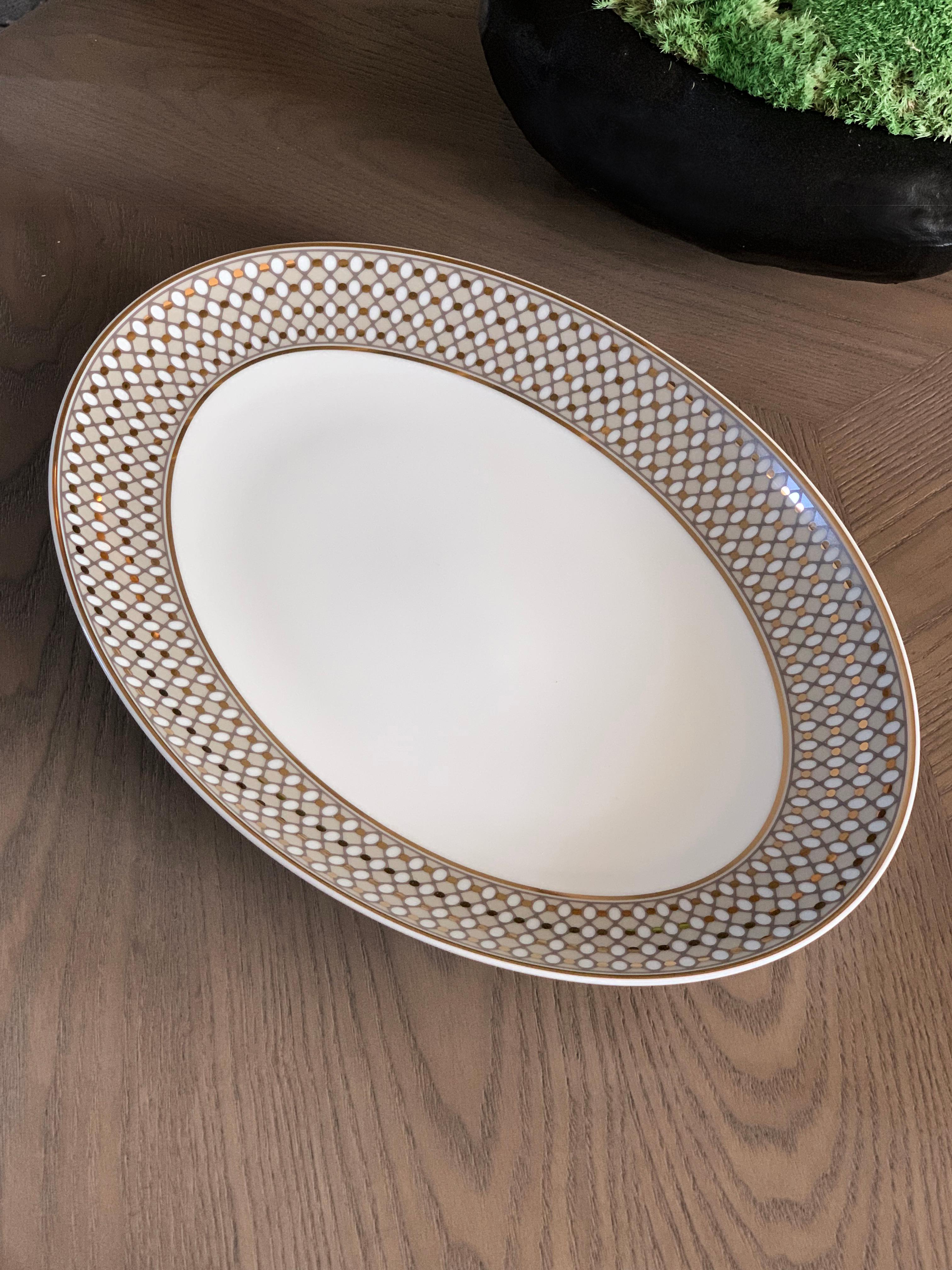 Larger quantities available upon request, with 8 weeks production time.

Description: Large oval serving plate
Color: Beige and gold
Size: 37 x 26 x 4 H cm
Material: Porcelain and gold
Collection: Modern vintage.