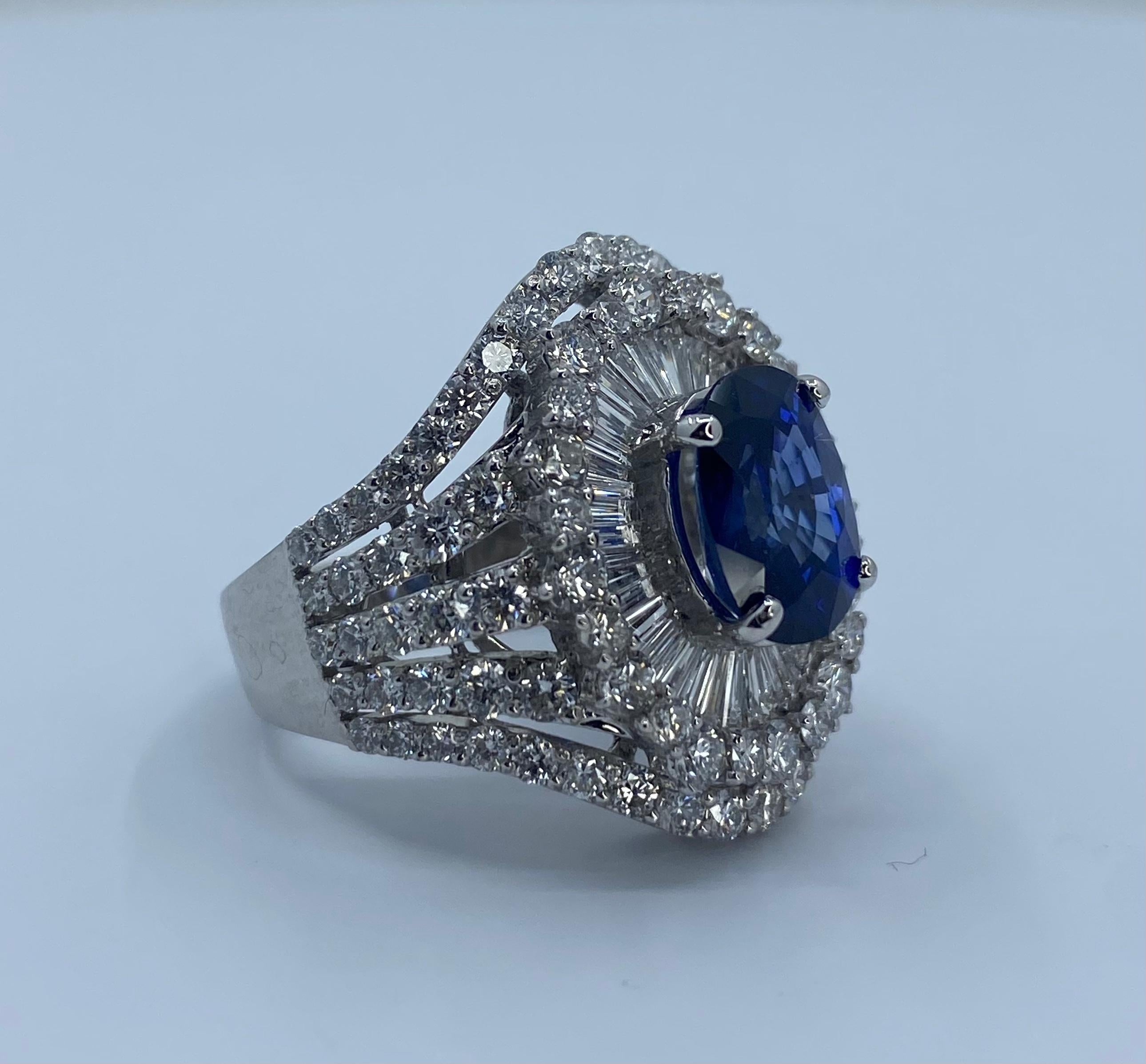 Large Oval Shaped Vivid Blue Sapphire and Diamond 9.20 Carat 18 Karat Gold Ring In Excellent Condition In Tustin, CA