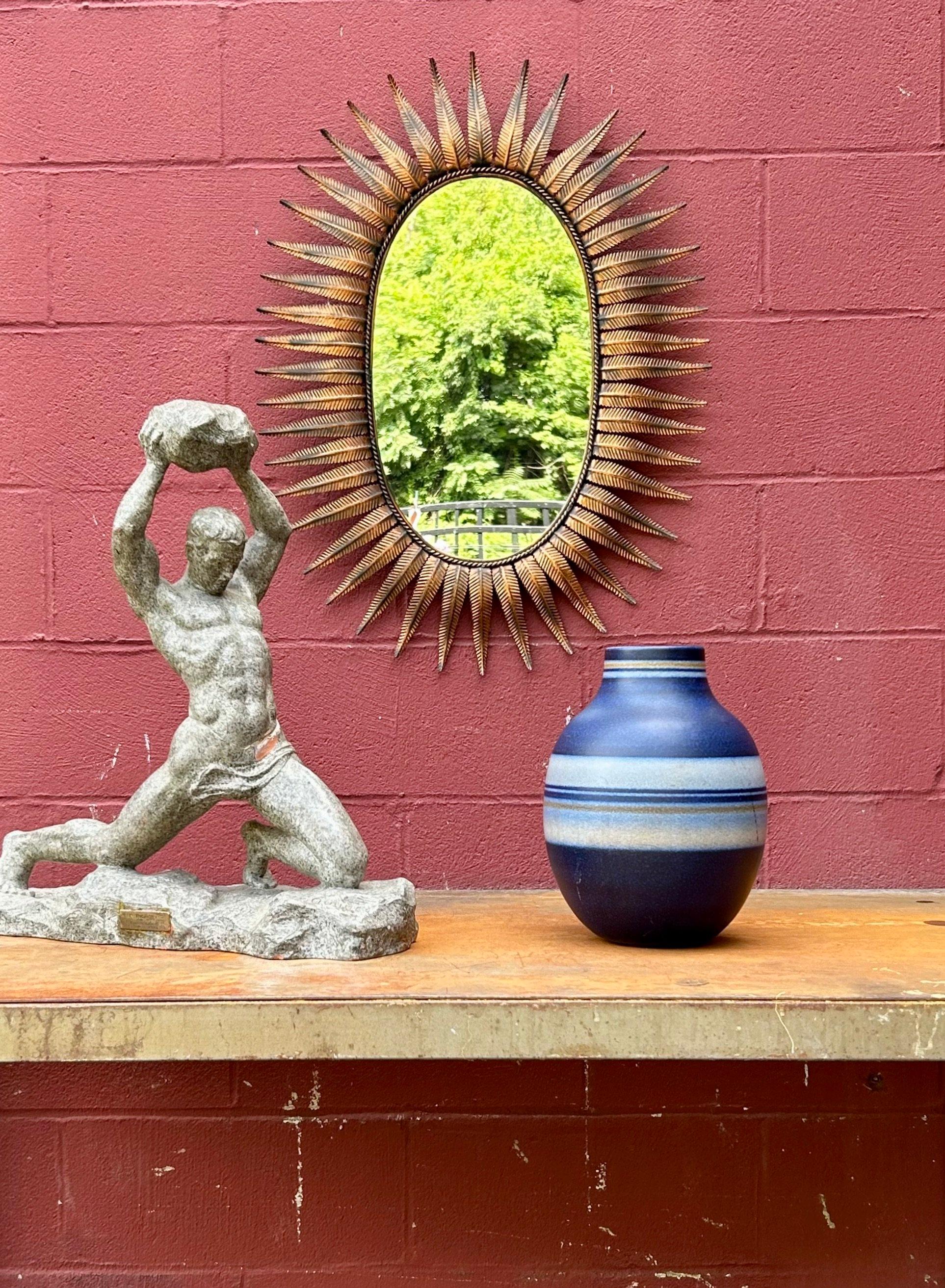Art Nouveau Grande specchio ovale spagnolo degli anni '50 in rame a raggiera in vendita