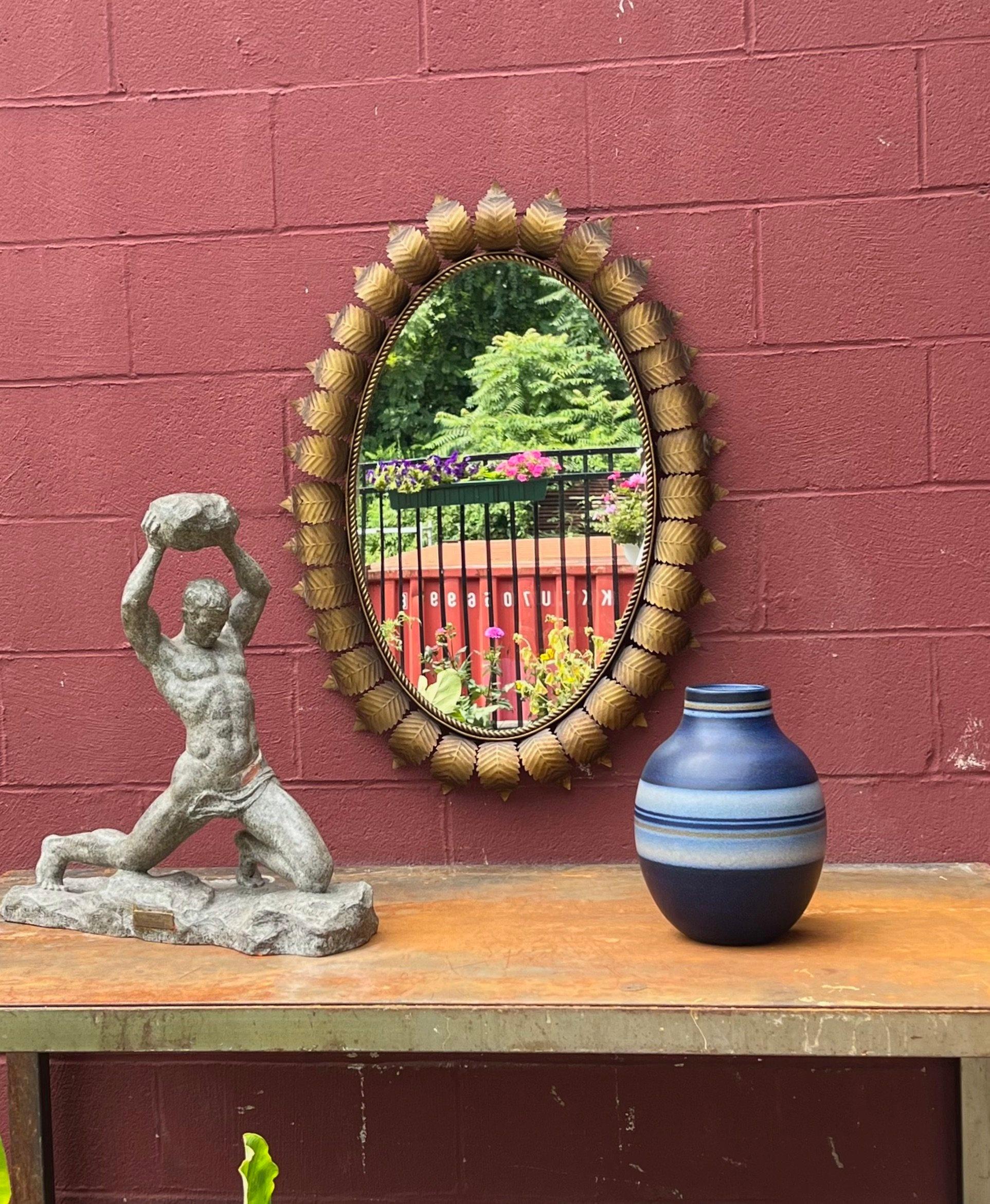 Art Nouveau Grande specchio ovale spagnolo a raggiera in metallo dorato degli anni '50 in vendita