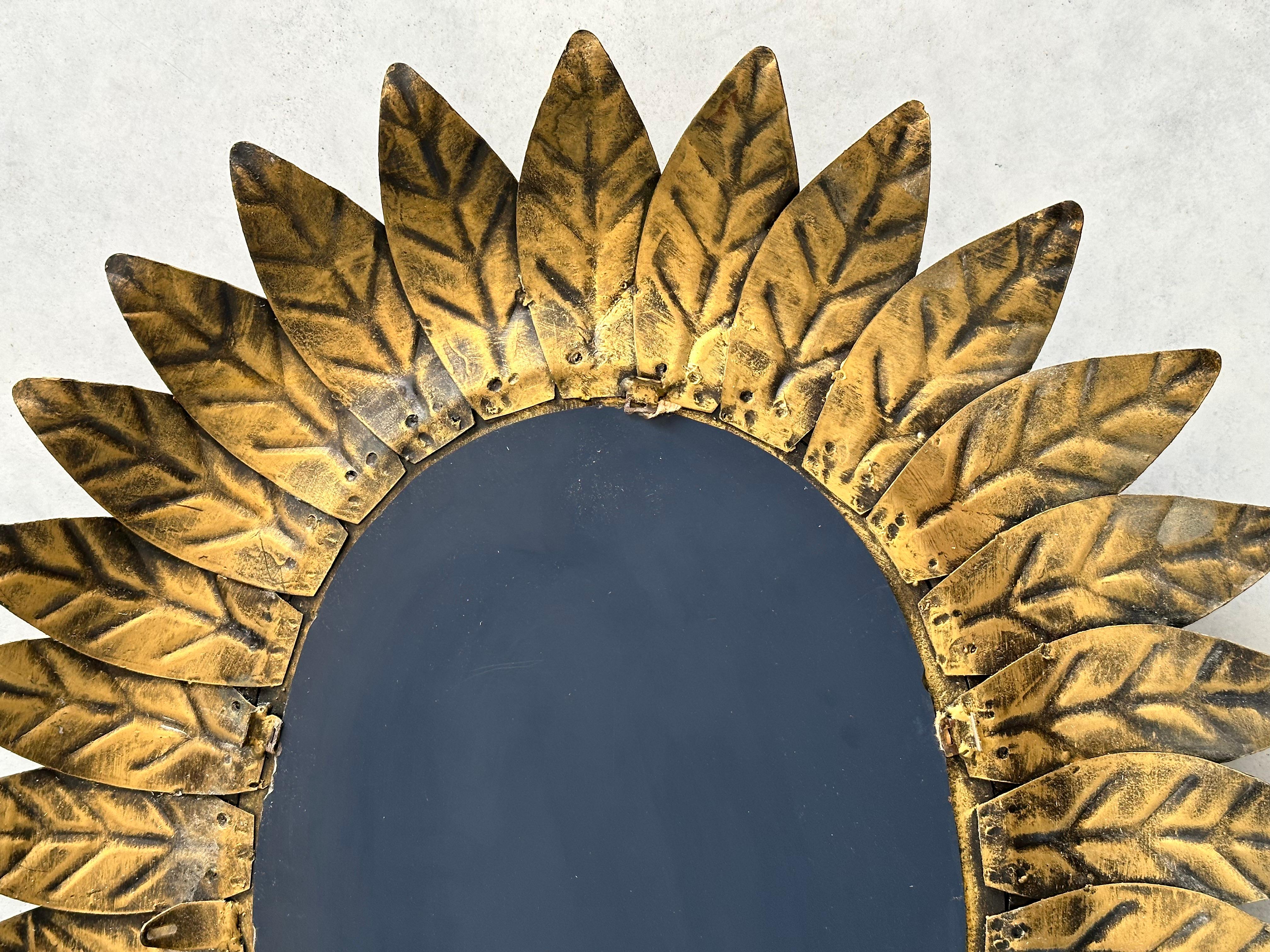 Großer ovaler Sonnenschliffspiegel, gerahmt mit goldfarbenen Metallblättern, Spanien 1960 im Angebot 5