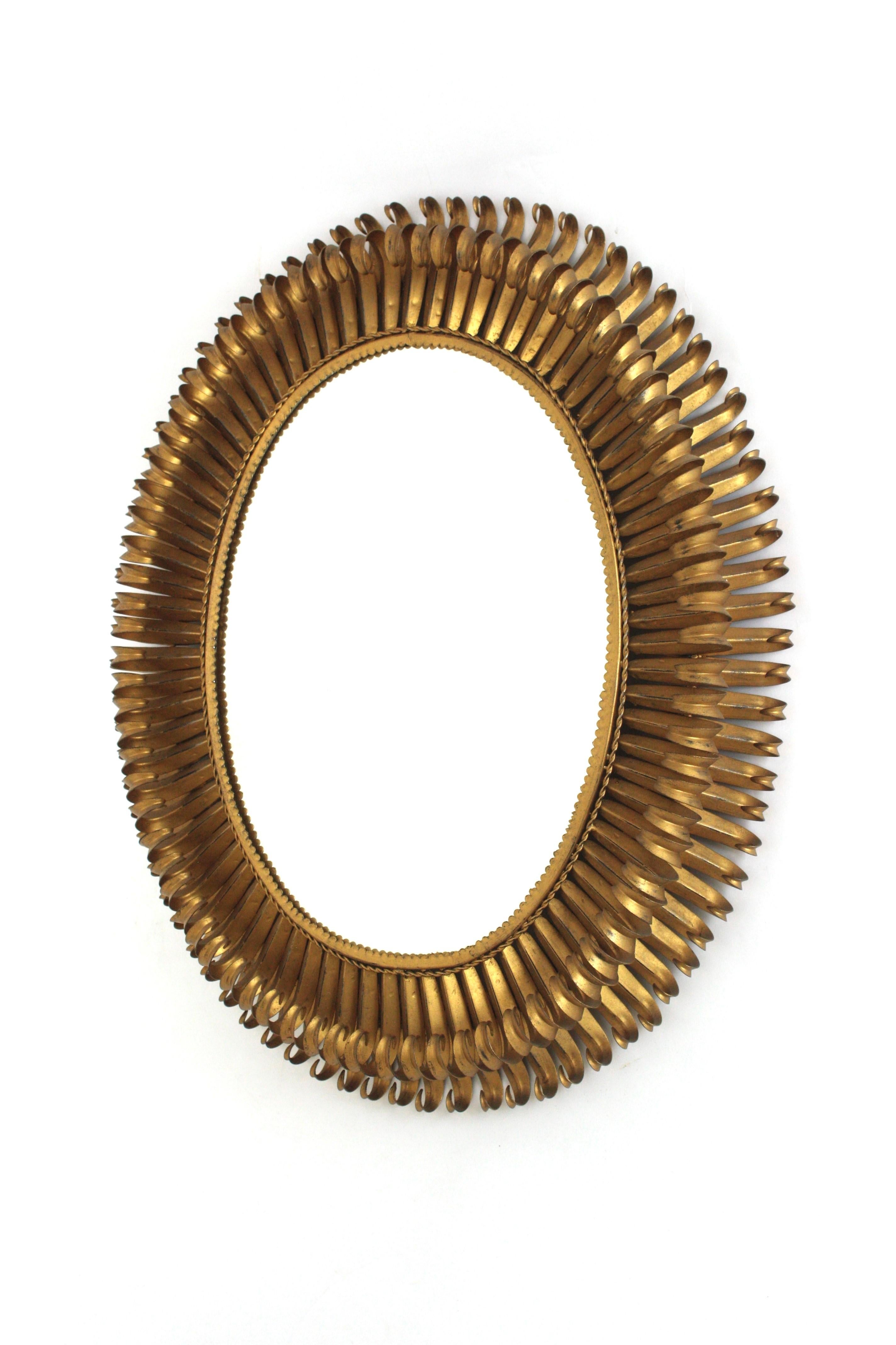 Großer ovaler Sunburst-Spiegel aus vergoldetem Schmiedeeisen, Wimpern-Design, 1950er Jahre im Angebot 2