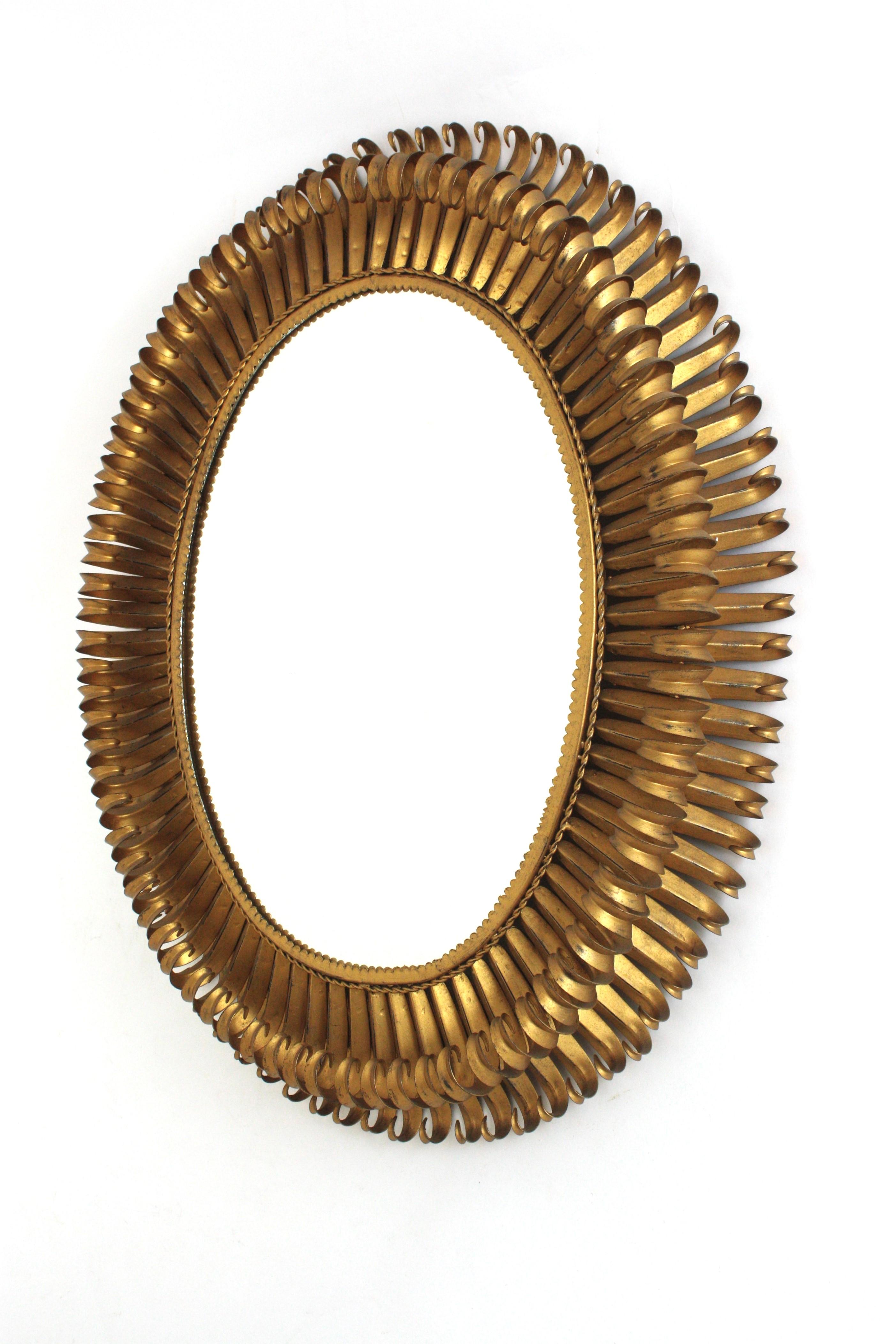 Großer ovaler Sunburst-Spiegel aus vergoldetem Schmiedeeisen, Wimpern-Design, 1950er Jahre im Angebot 4