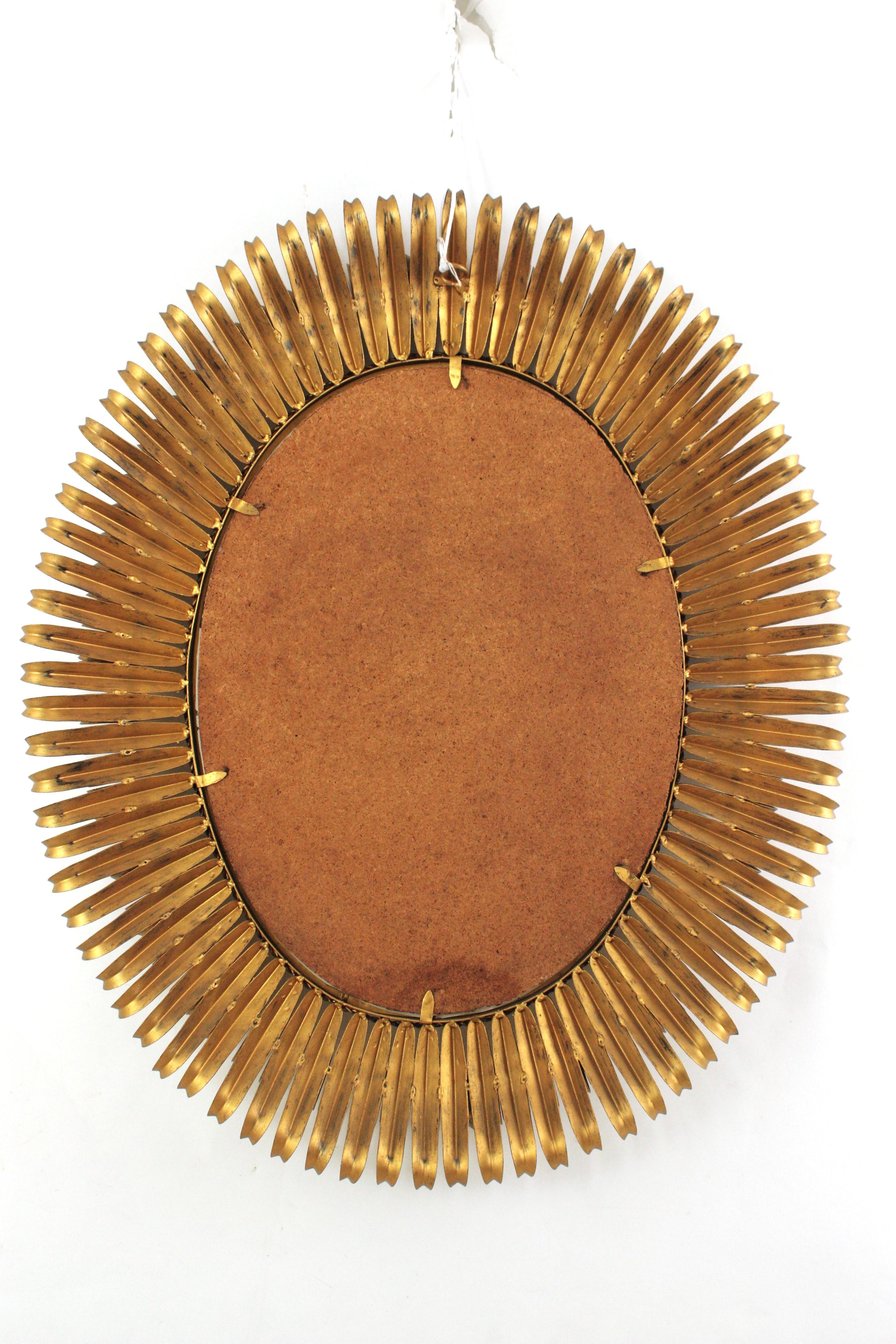 Großer ovaler Sunburst-Spiegel aus vergoldetem Schmiedeeisen, Wimpern-Design, 1950er Jahre im Angebot 5