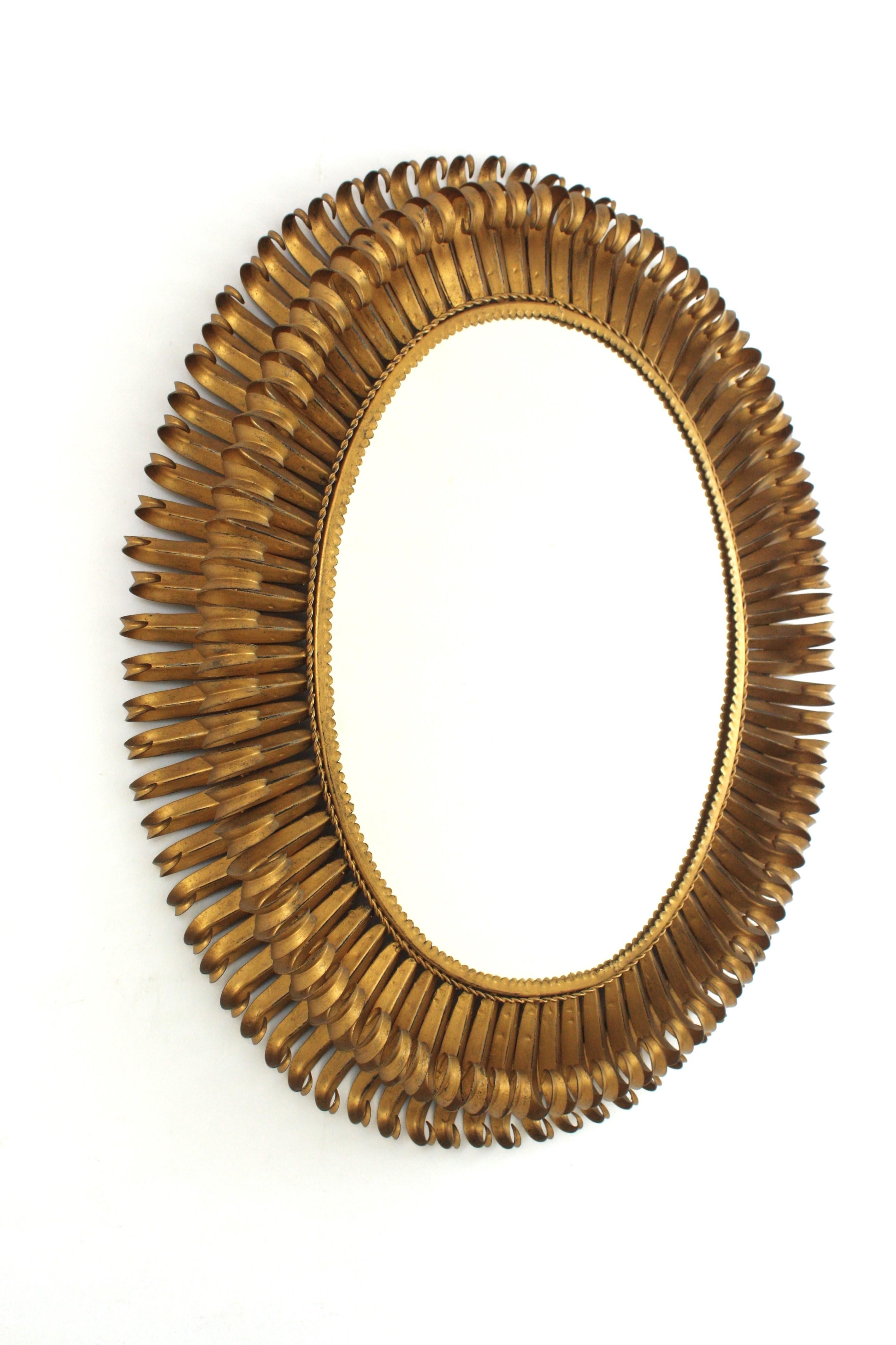 Großer ovaler Sunburst-Spiegel aus vergoldetem Schmiedeeisen, Wimpern-Design, 1950er Jahre (Moderne der Mitte des Jahrhunderts) im Angebot
