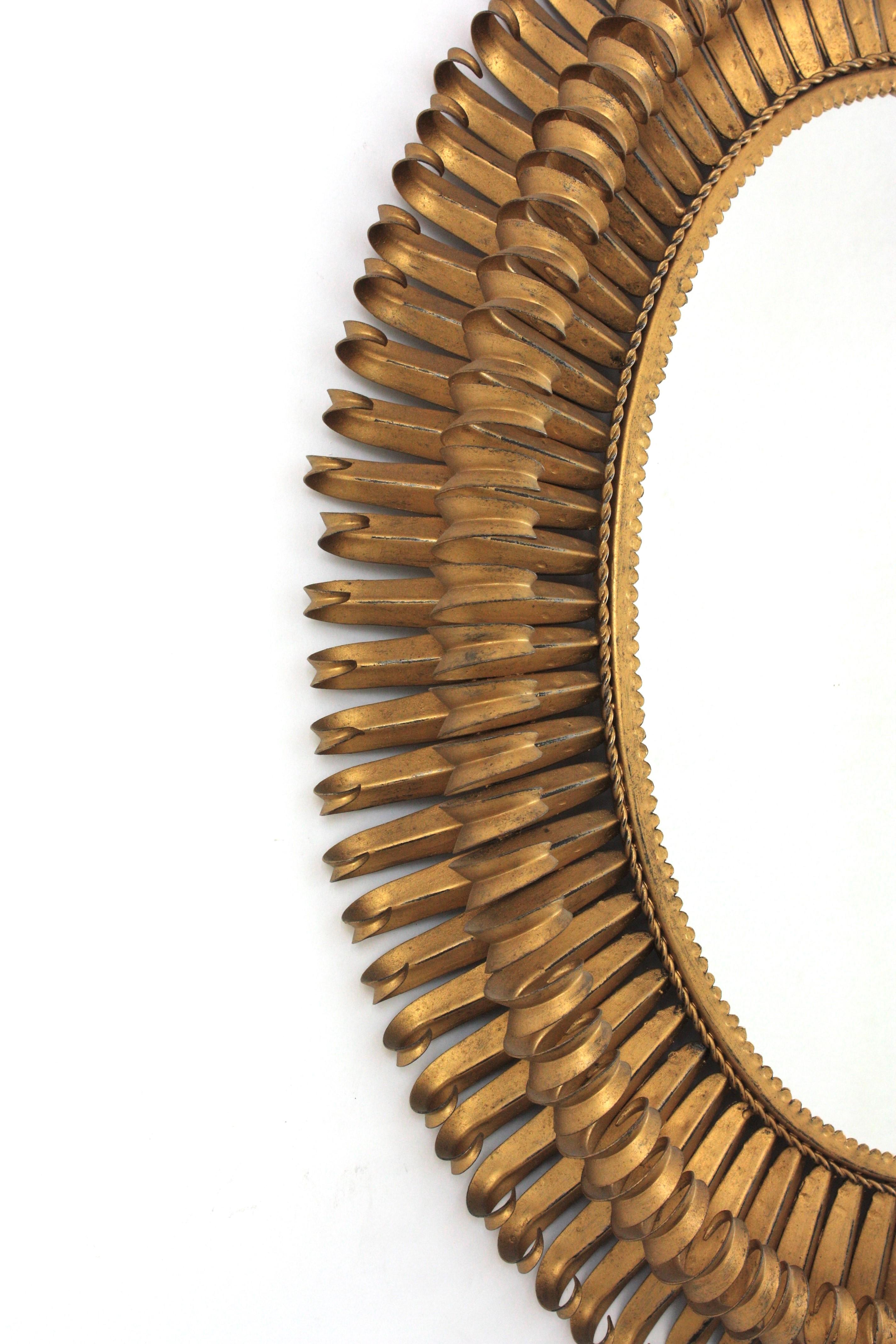 Großer ovaler Sunburst-Spiegel aus vergoldetem Schmiedeeisen, Wimpern-Design, 1950er Jahre (Vergoldet) im Angebot