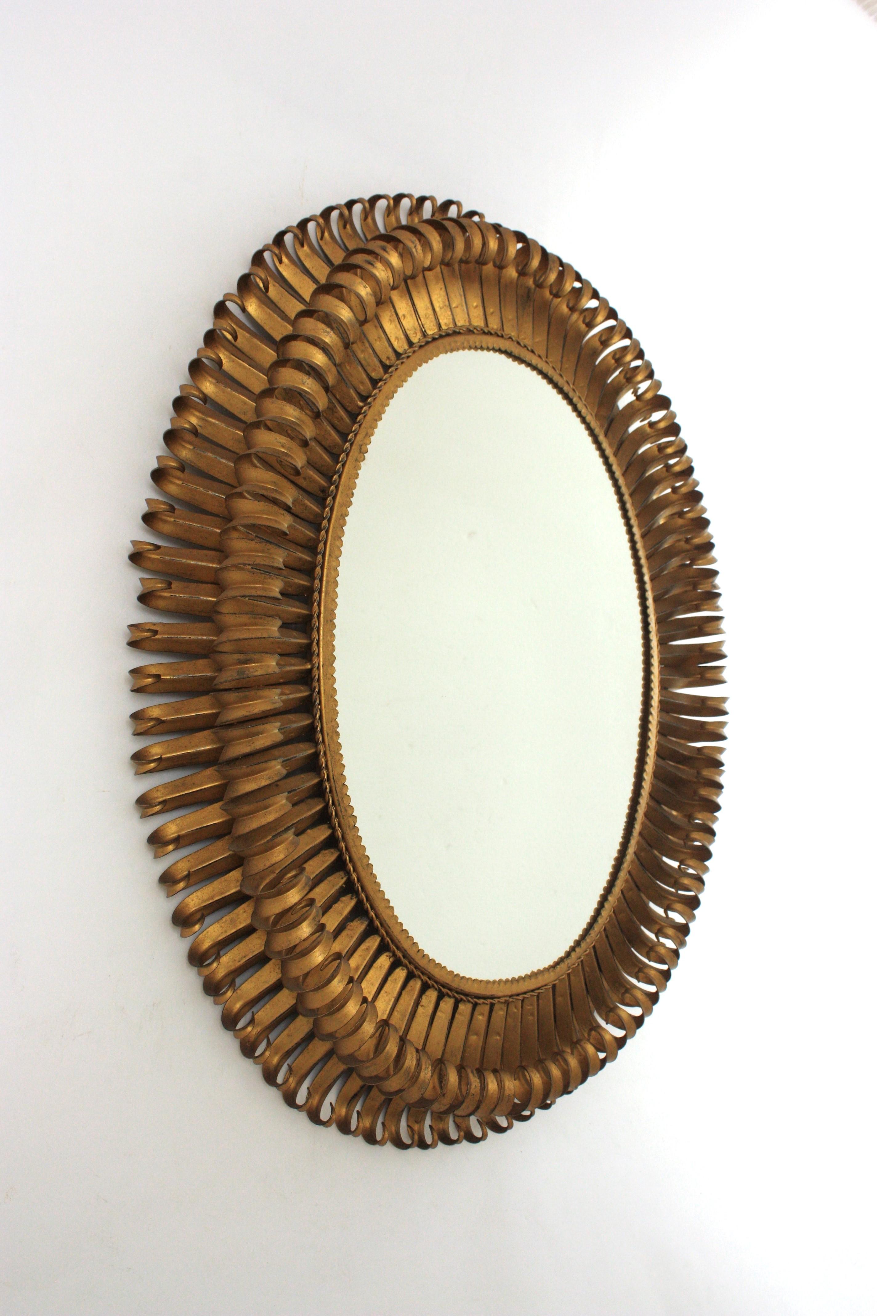 Großer ovaler Sunburst-Spiegel aus vergoldetem Schmiedeeisen, Wimpern-Design, 1950er Jahre im Zustand „Gut“ im Angebot in Barcelona, ES