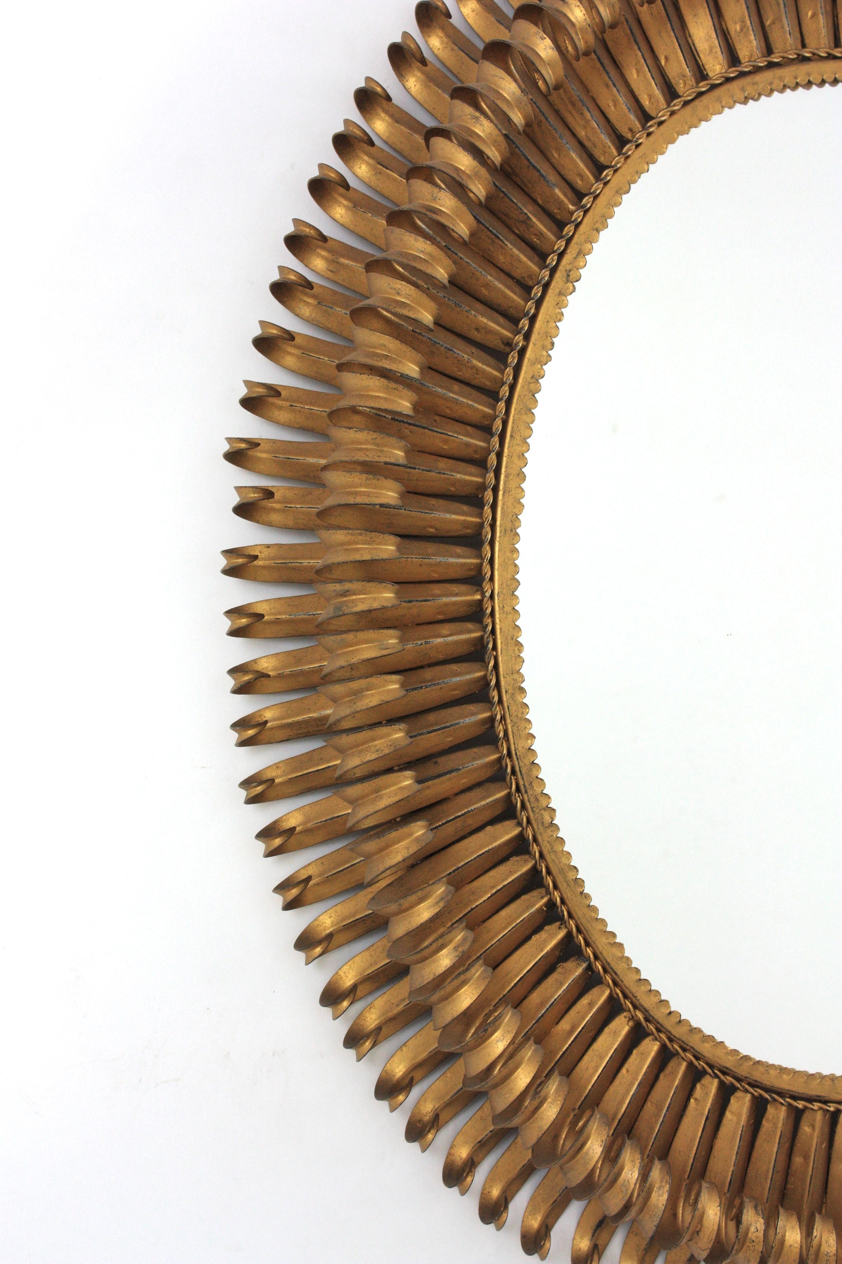 Großer ovaler Sunburst-Spiegel aus vergoldetem Schmiedeeisen, Wimpern-Design, 1950er Jahre (Metall) im Angebot