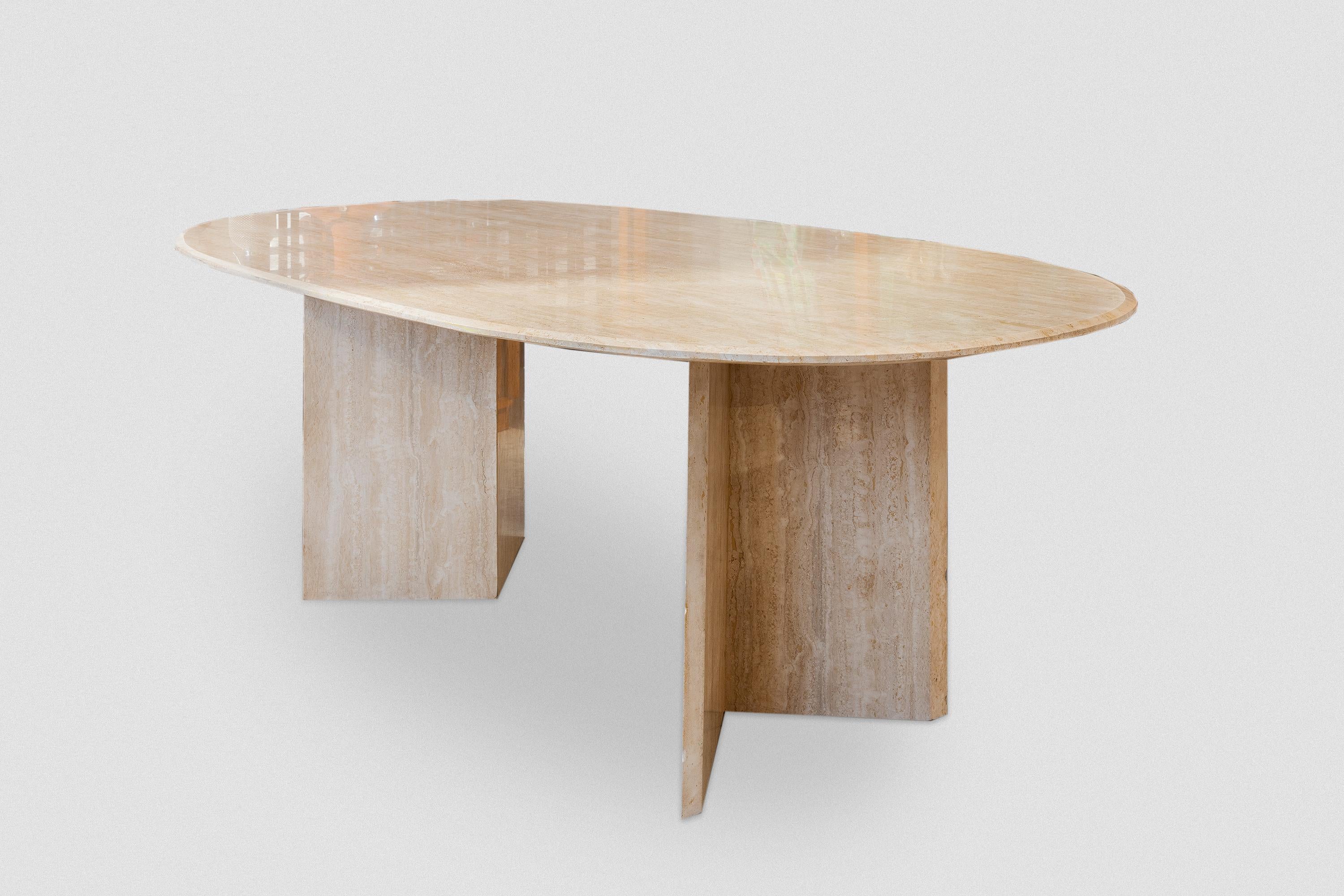 Grande table à manger vintage en travertin:: console. Plateau ovale avec pieds triangulaires ouverts. Le travertin est un beau naturel veiné de lignes de couleur sable. Tu peux t'asseoir avec dix personnes. La base est formée de deux dalles de