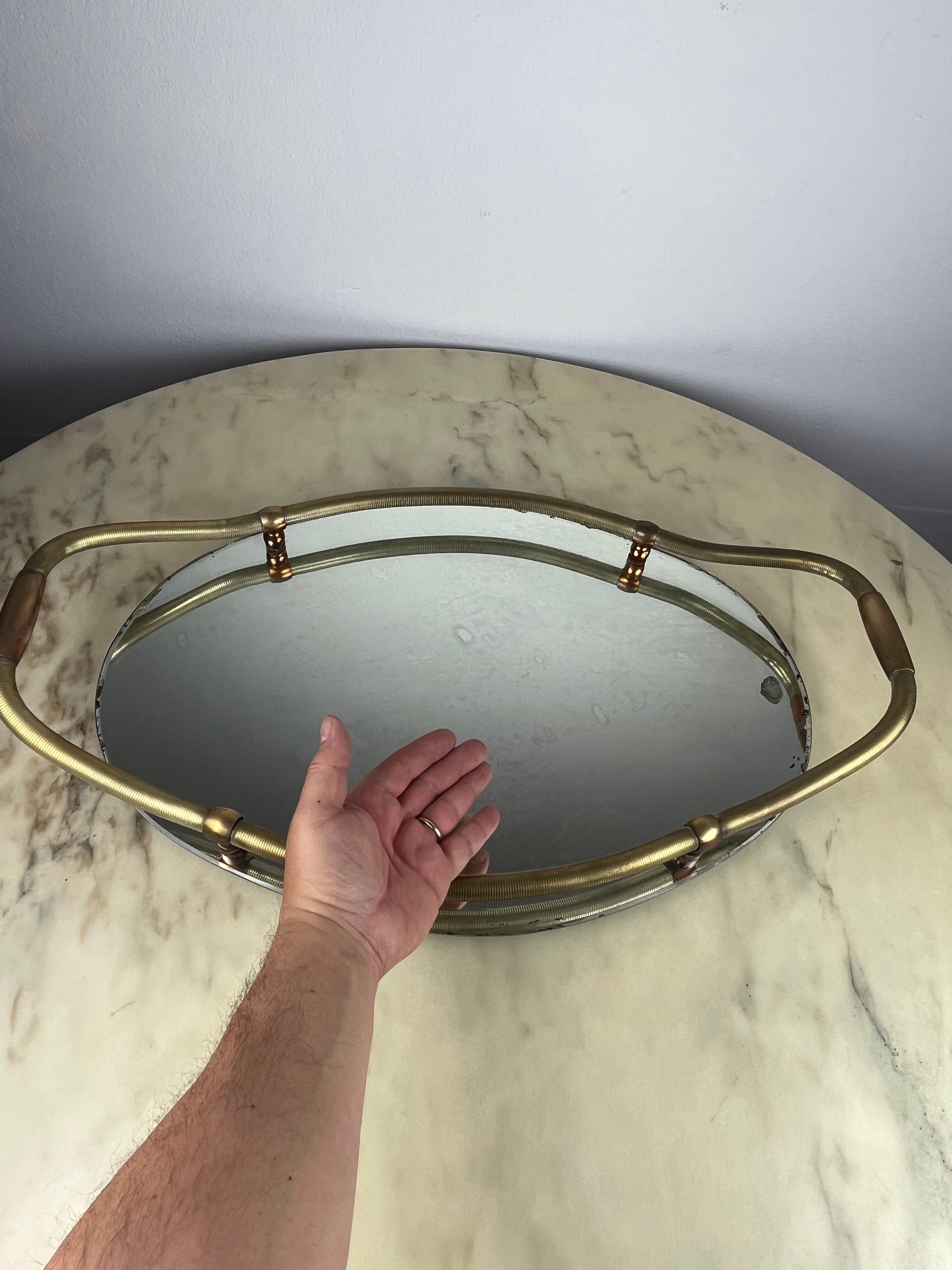Großes ovales Tablett aus Messing und Spiegel, Italien, 1940er Jahre
Hochzeitsgeschenk meiner Urgroßeltern, gekauft im bekanntesten Juweliergeschäft meiner Stadt.
Kleine Zeit- und Gebrauchsspuren.