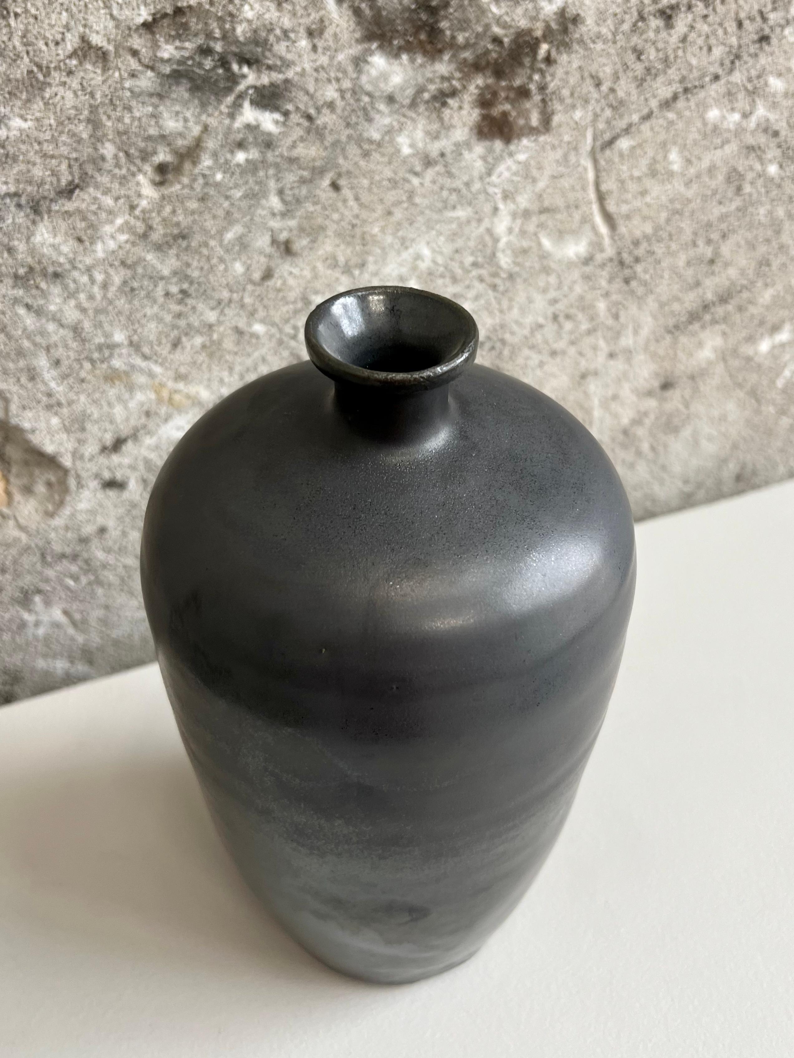 Handgefertigte ovale Vase „Große Vase“ aus glasiertem Steingut (Glasiert) im Angebot