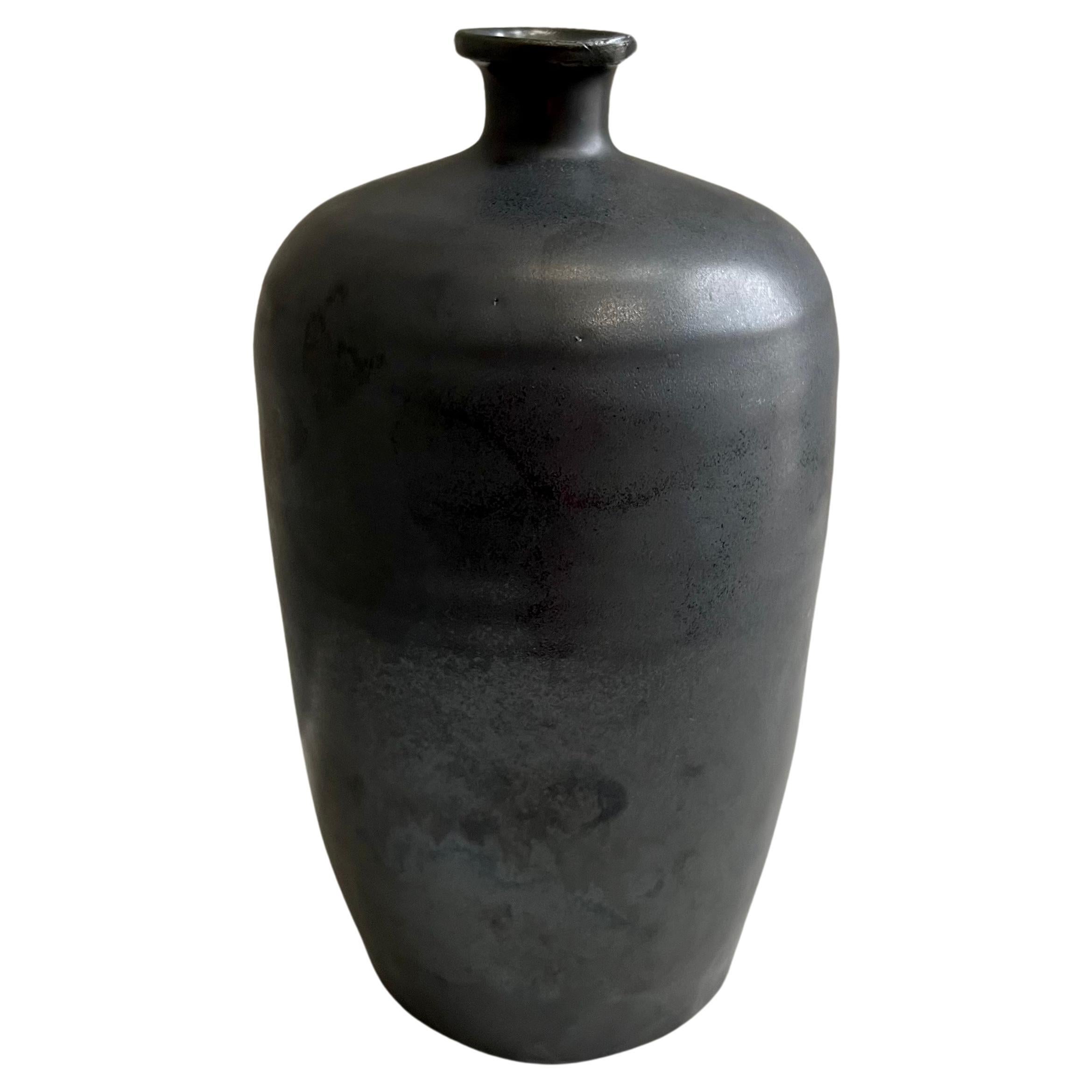 Handgefertigte ovale Vase „Große Vase“ aus glasiertem Steingut im Angebot
