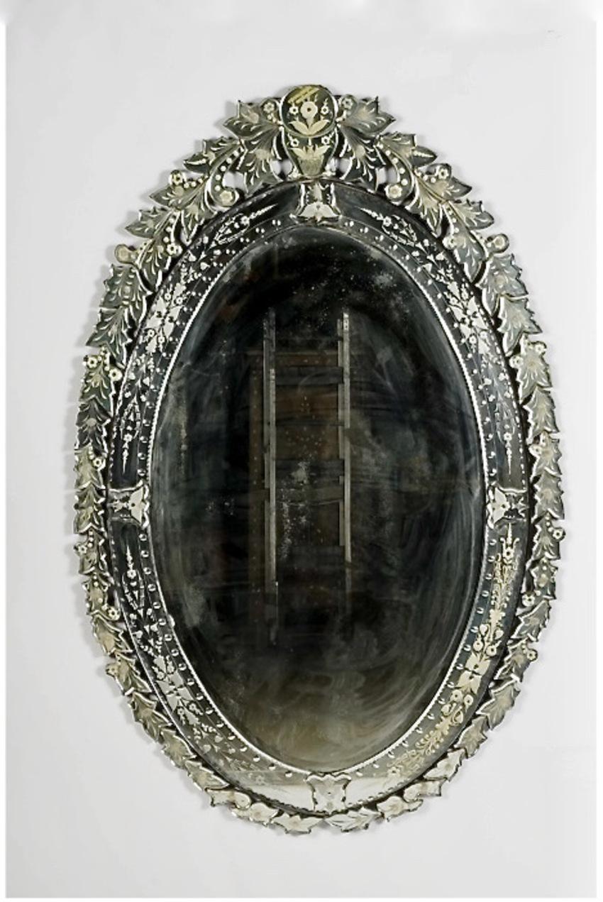 20ième siècle Grand miroir vénitien ovale en vente
