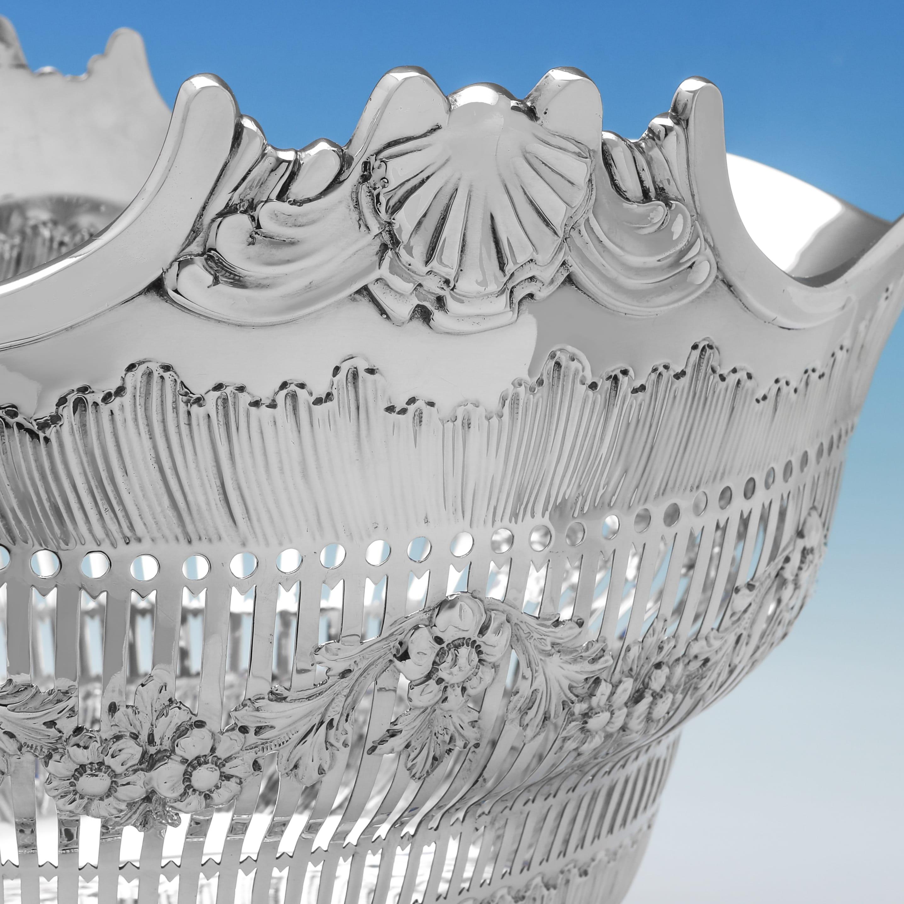 Inglese Grande piatto ovale vittoriano in argento sterling antico realizzato a Londra nel 1891 in vendita