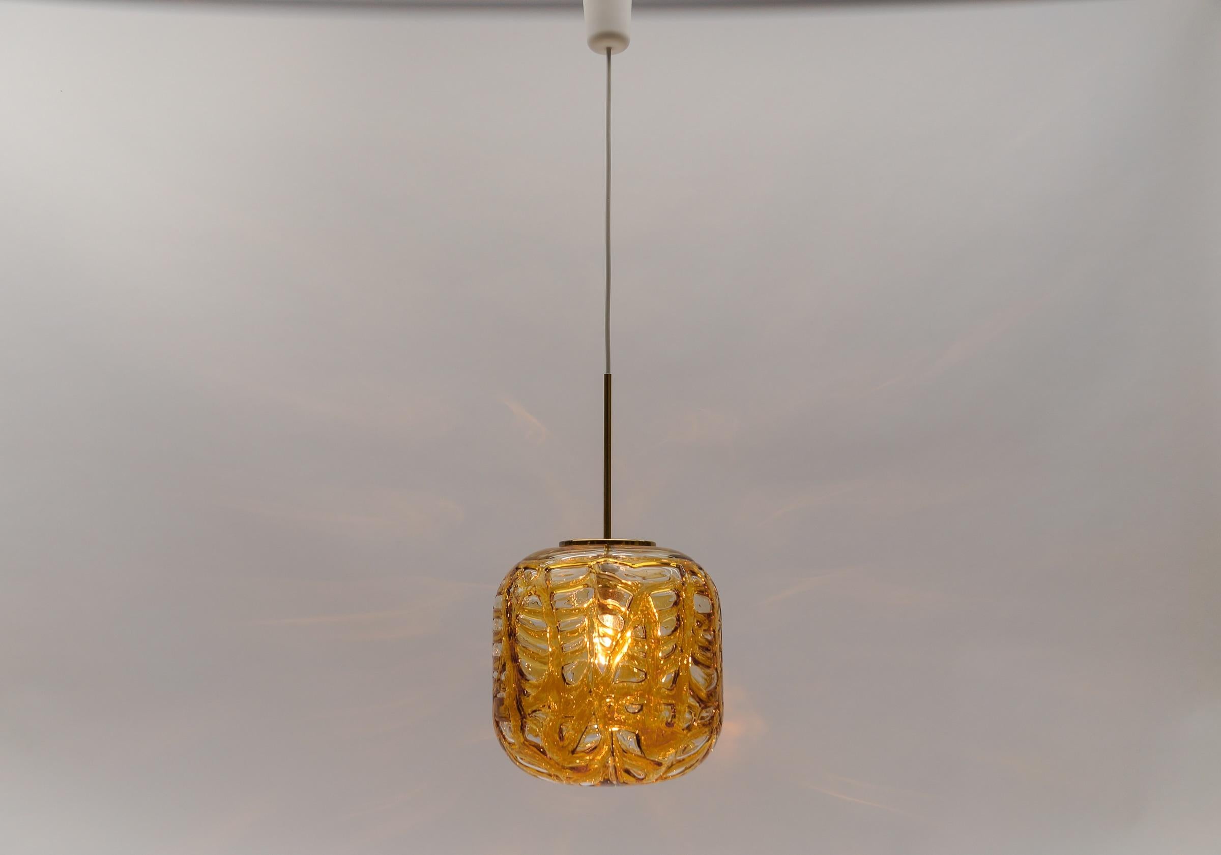 Mid-Century moderno Grande lampada a sospensione ovale a sfera in vetro di Murano giallo di Doria, Germania anni '60 in vendita