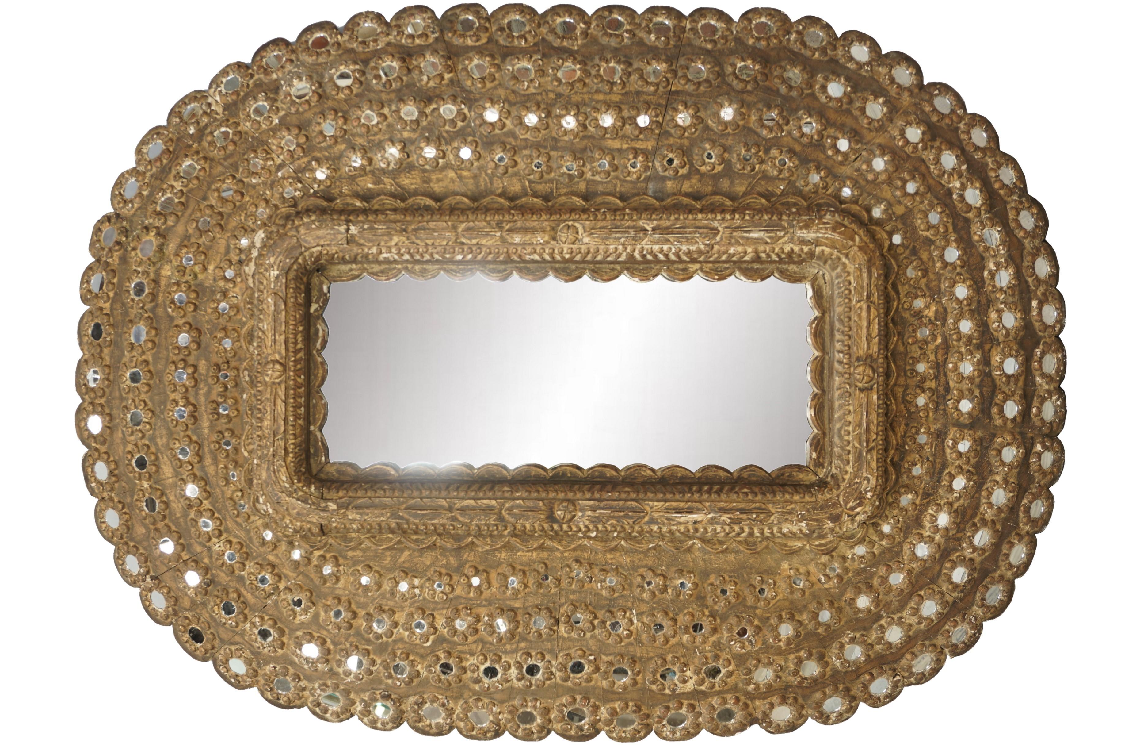 Imposing oval mirror in ethnic style composed of a carved wood structure at work amazing, a rectangular central mirror (69cm, 28cm) and a myriad of round facets. In portrait or landscape mode, directly on the ground, it is a centrepiece in your