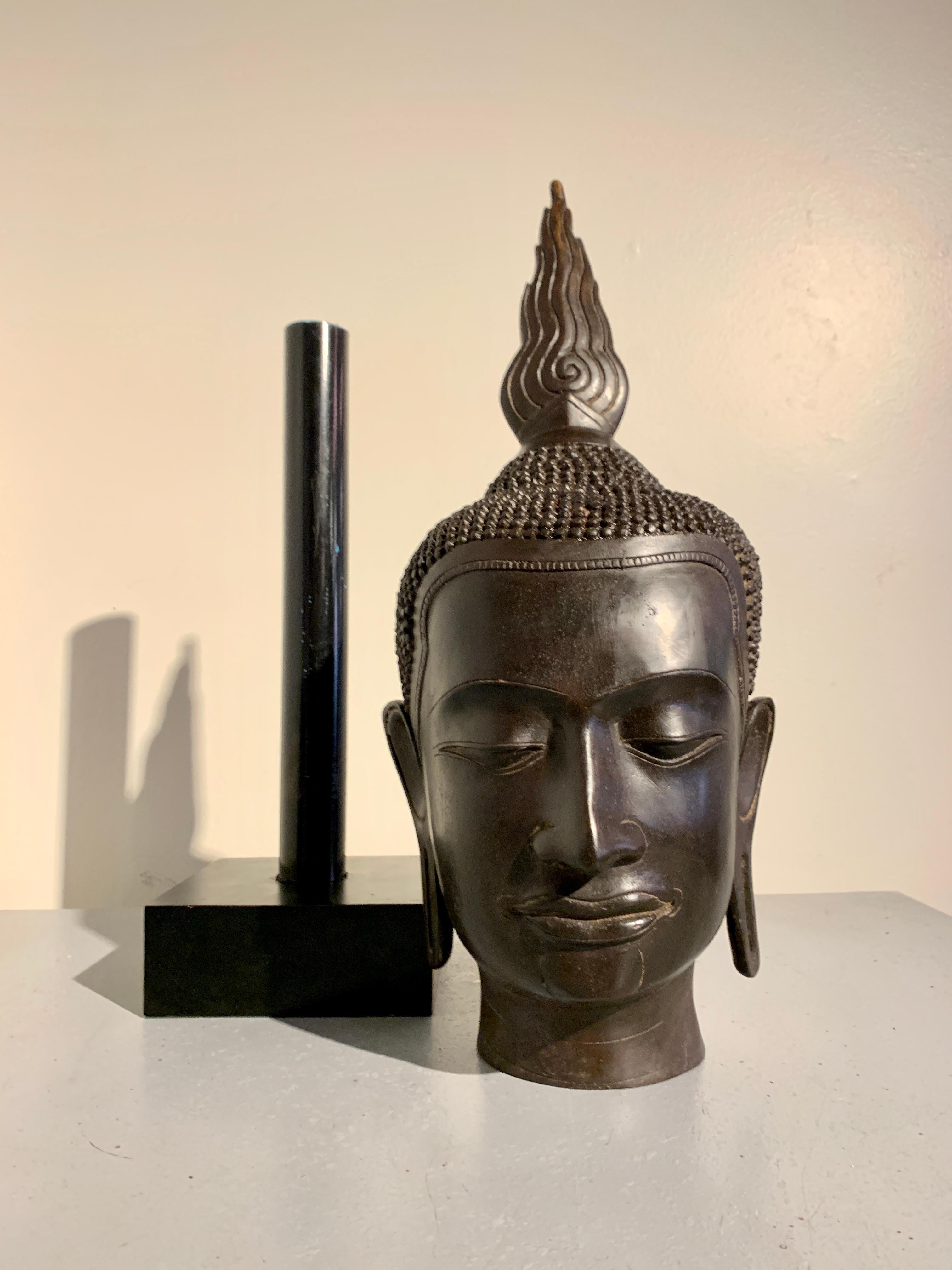 Überlebensgroßer thailändischer Bronze-Buddha-Kopf in Übergröße, ca. 1970er Jahre im Angebot 7