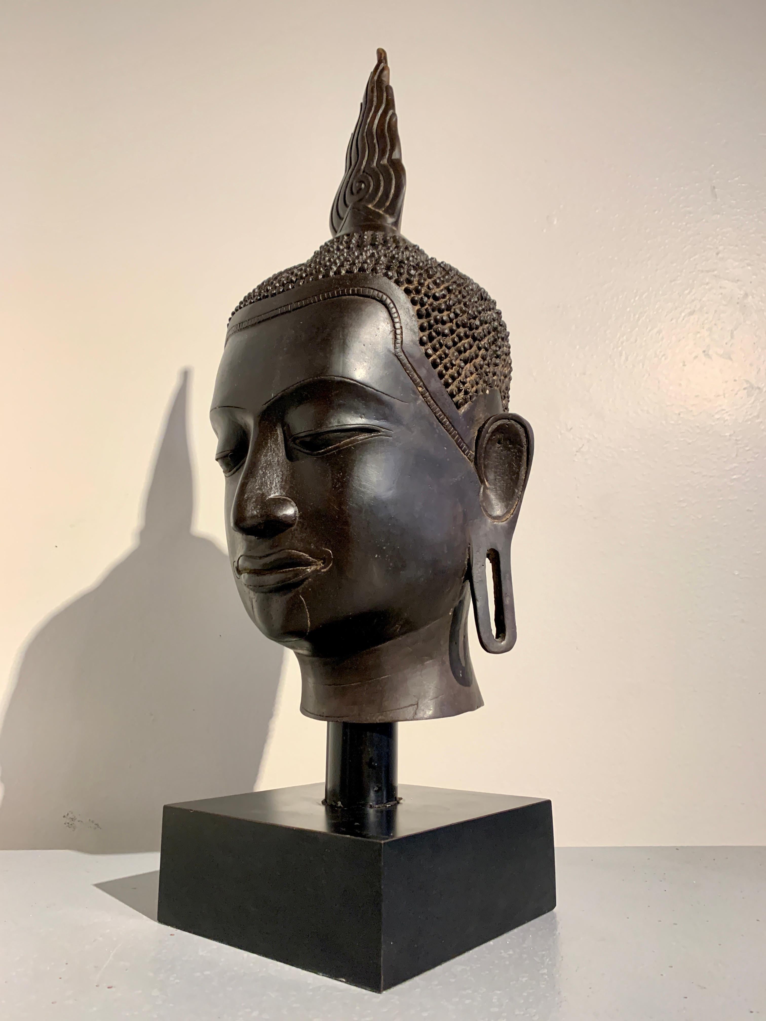 Überlebensgroßer thailändischer Bronze-Buddha-Kopf in Übergröße, ca. 1970er Jahre (Ende des 20. Jahrhunderts) im Angebot