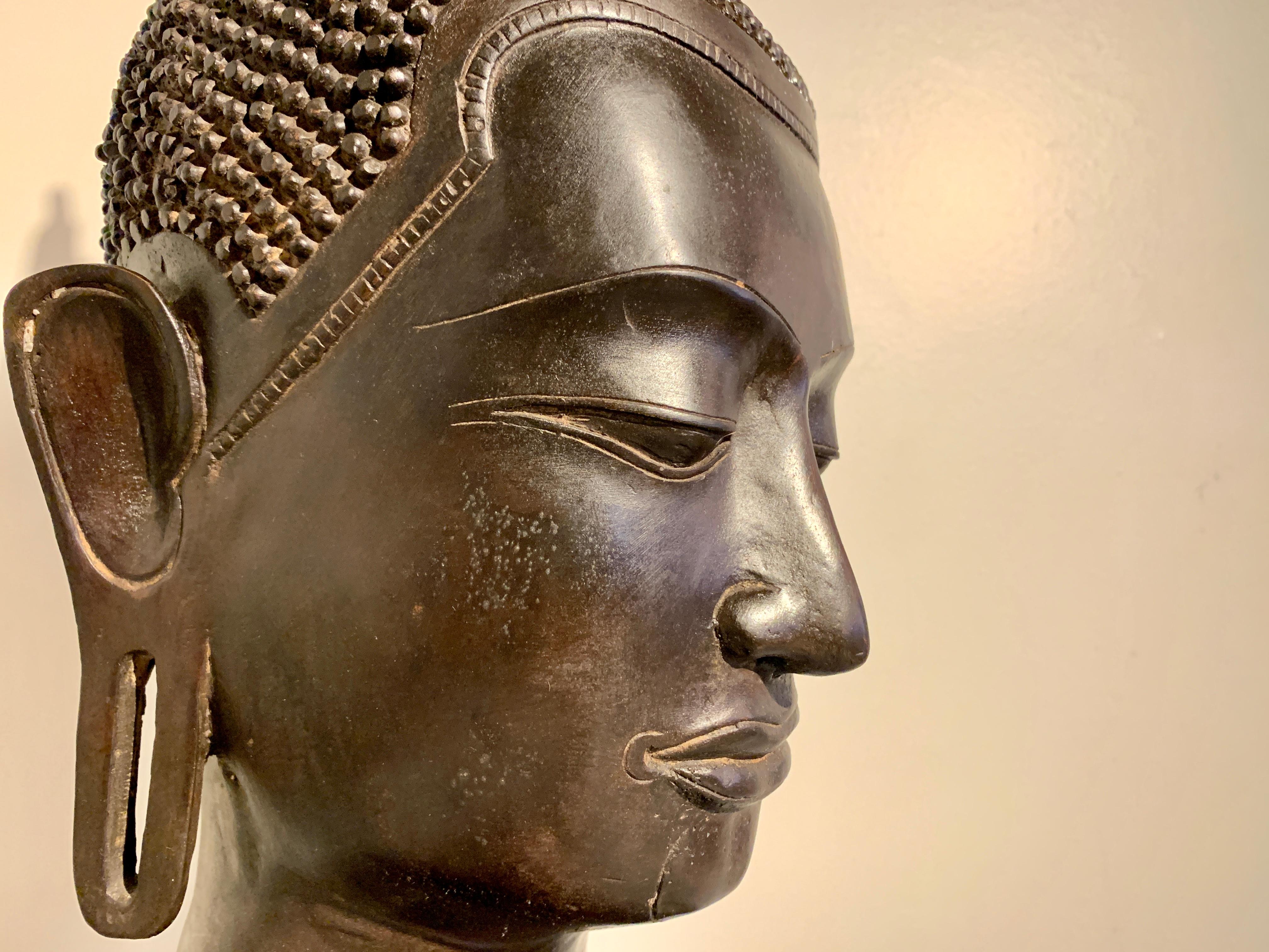 Überlebensgroßer thailändischer Bronze-Buddha-Kopf in Übergröße, ca. 1970er Jahre im Angebot 3