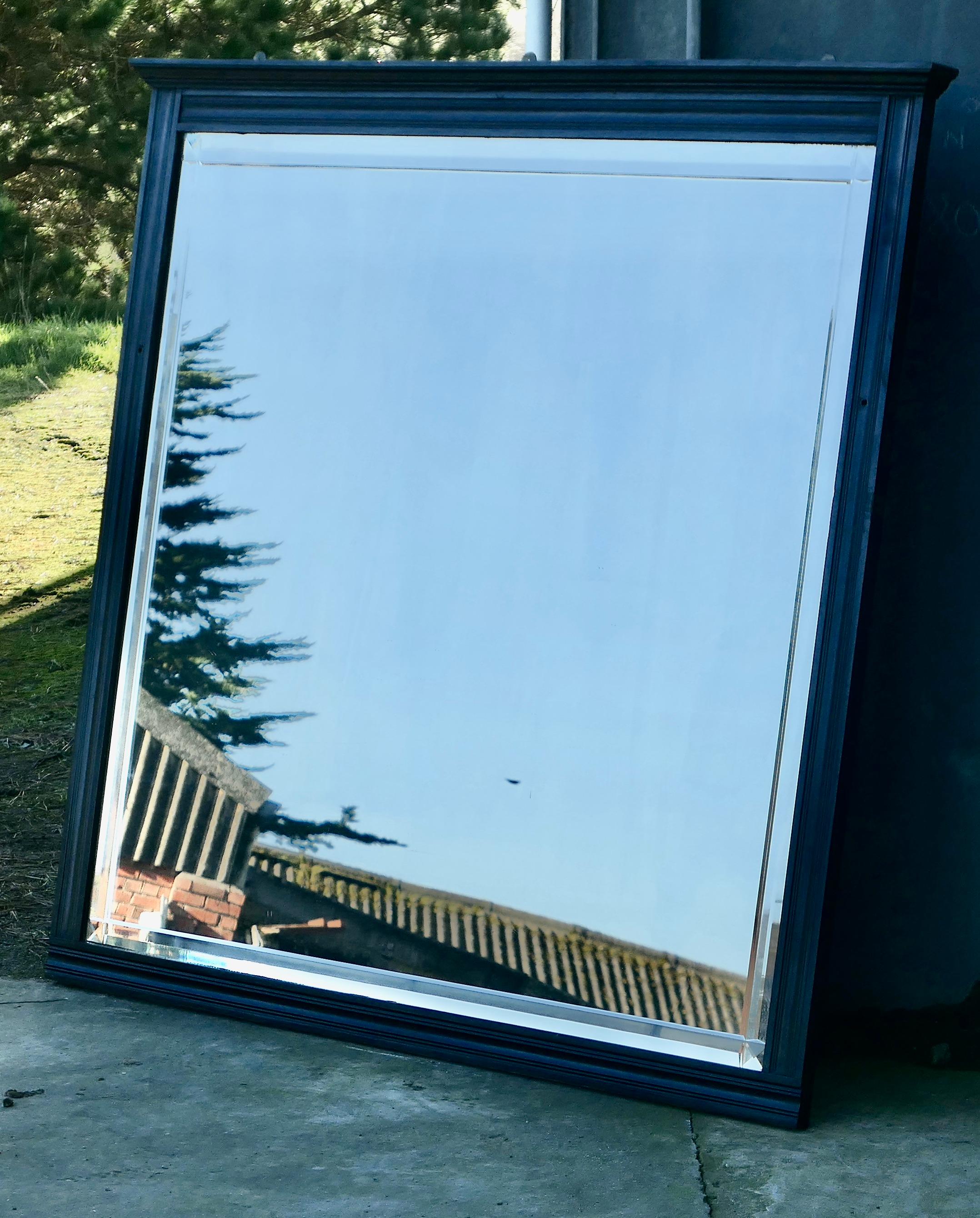 Specchio da parete o da sovramontatura di grandi dimensioni, con cornice in lacca nera

Si tratta di uno splendido specchio da soffitto o da parete, un esempio superbo di alta qualità con uno splendido doppio vetro smussato racchiuso da una cornice
