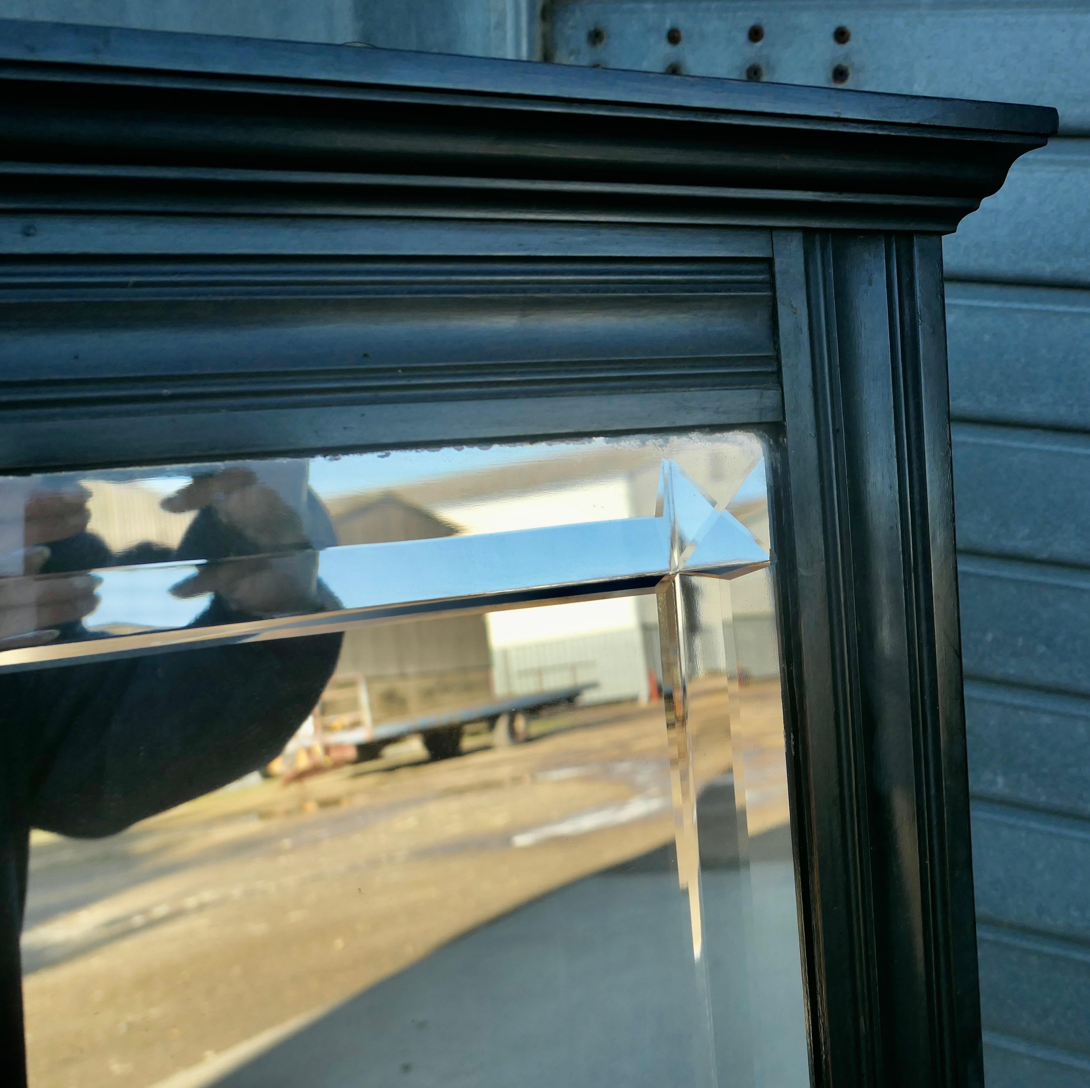 Specchio da parete o da sovramontatura di grandi dimensioni, con cornice in lacca nera in vendita 2