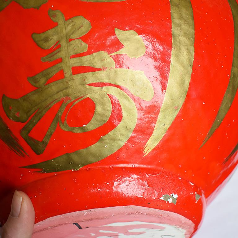 Großer übergroßer asiatischer runder dekorativer figuraler Kopf in Übergröße mit chinesischer Kalligrafie (Hongkong) im Angebot