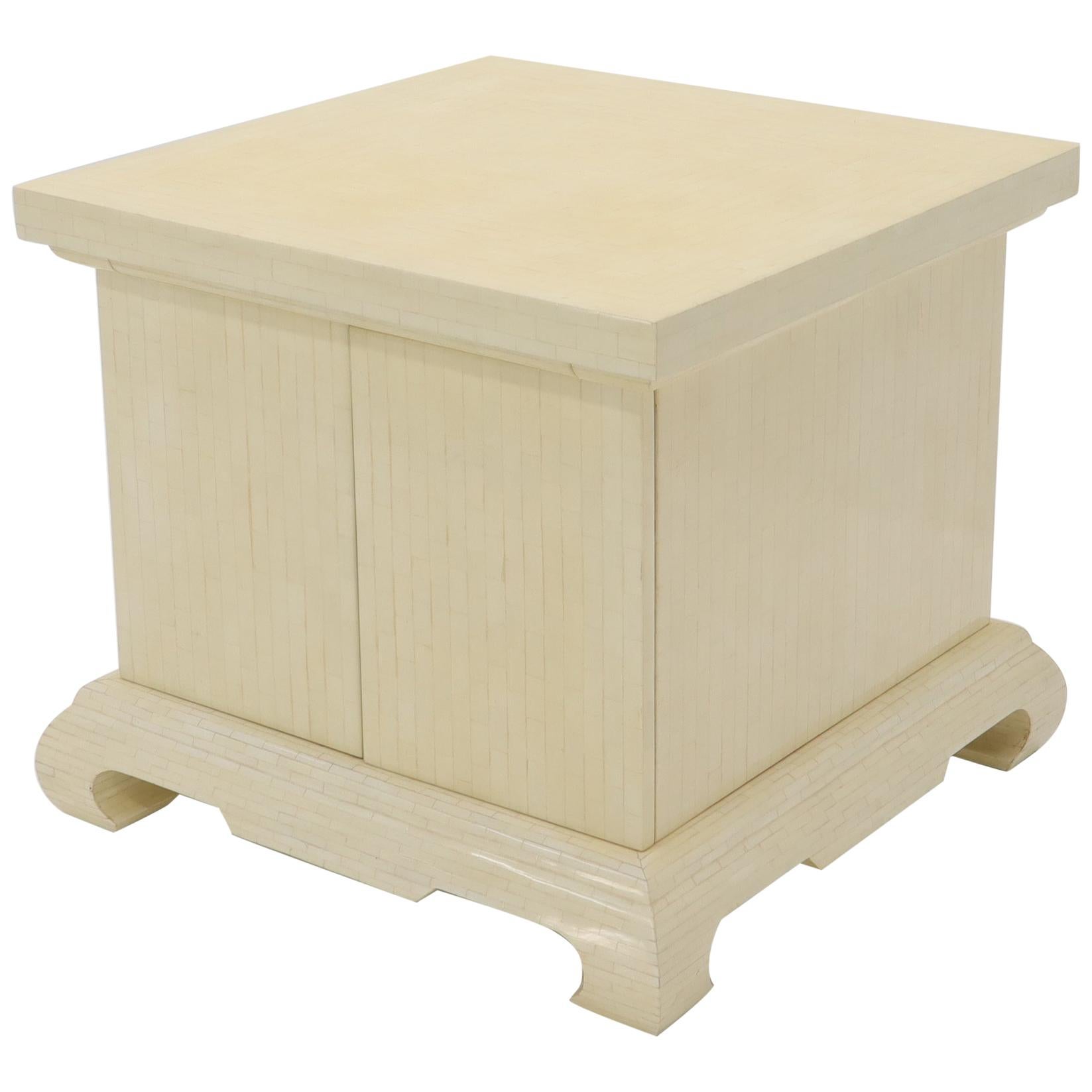 Grande tavolino da salotto oversize in osso tessellato, con chiusura laterale