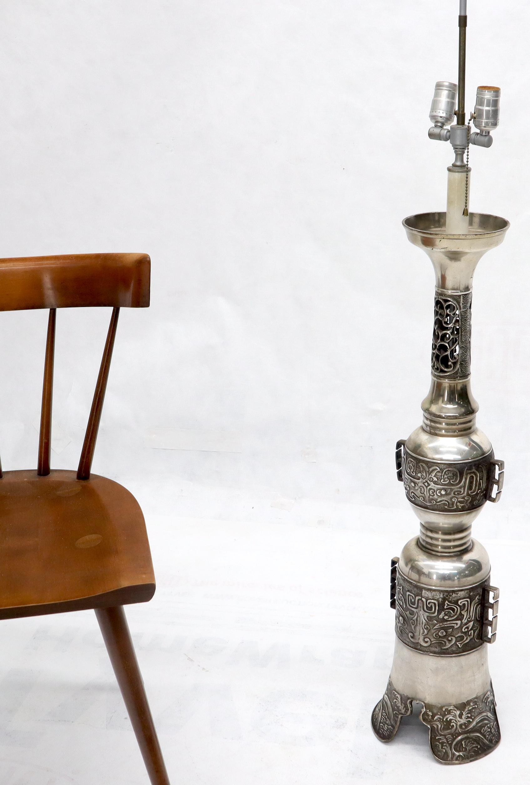 Belle lampe de table surdimensionnée à motif moyen-oriental de l'époque moderne du milieu du siècle dernier.