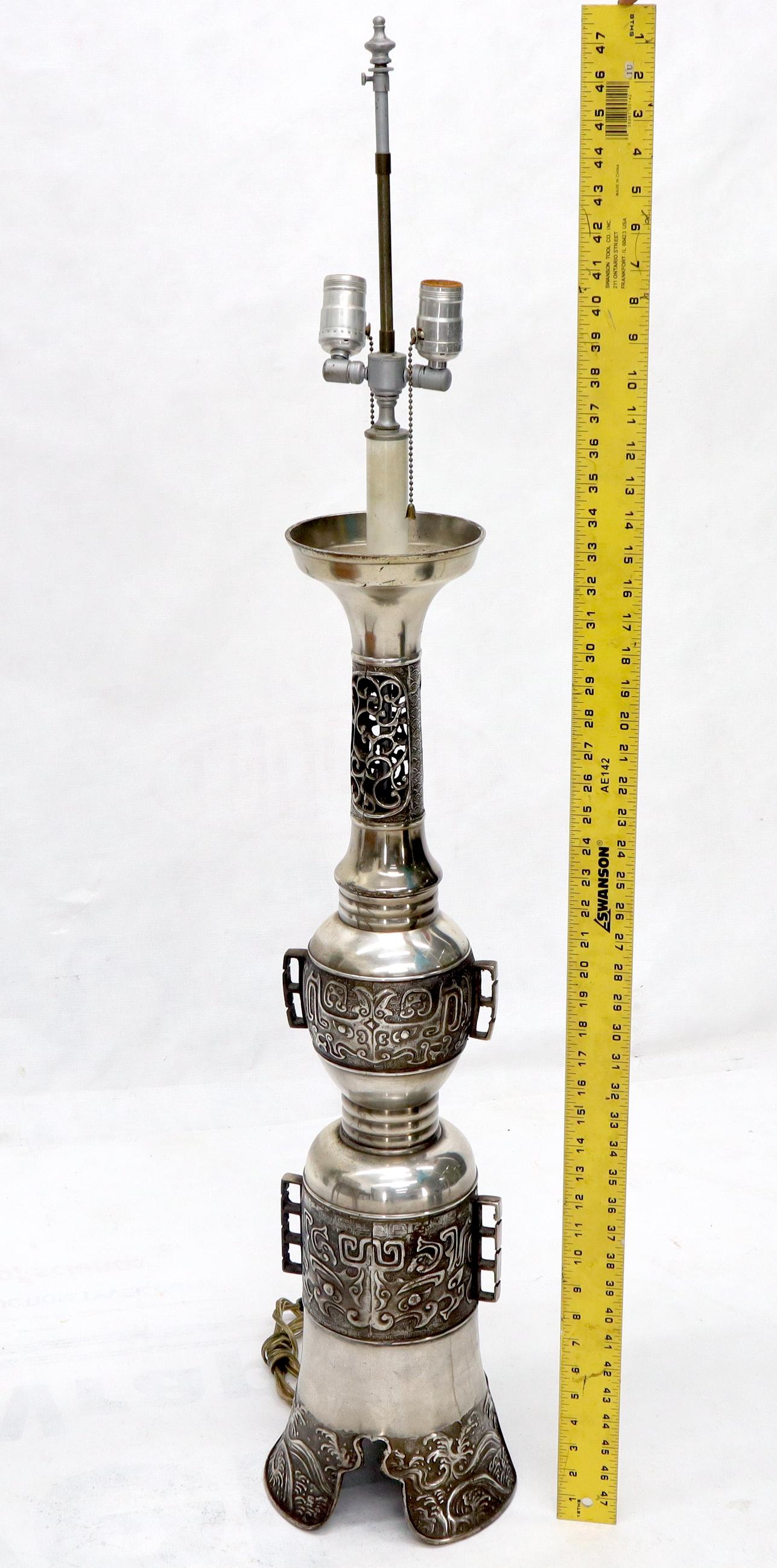 Mid-Century Modern Grande lampe de bureau surdimensionnée en forme de tour en métal gravé motif Moyen-Orient en vente