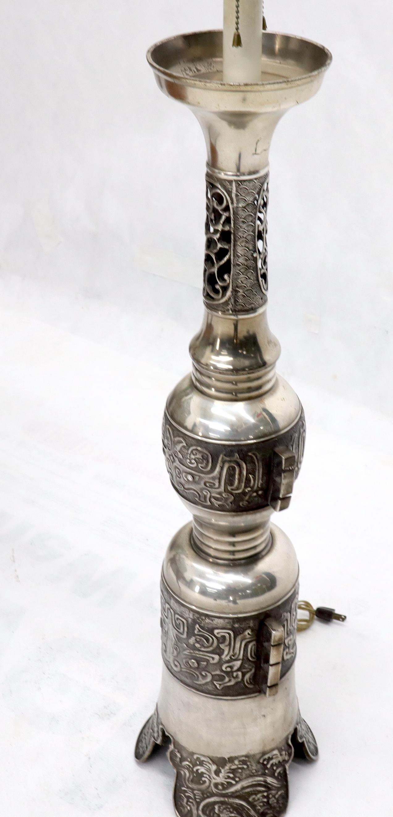 Buriné Grande lampe de bureau surdimensionnée en forme de tour en métal gravé motif Moyen-Orient en vente