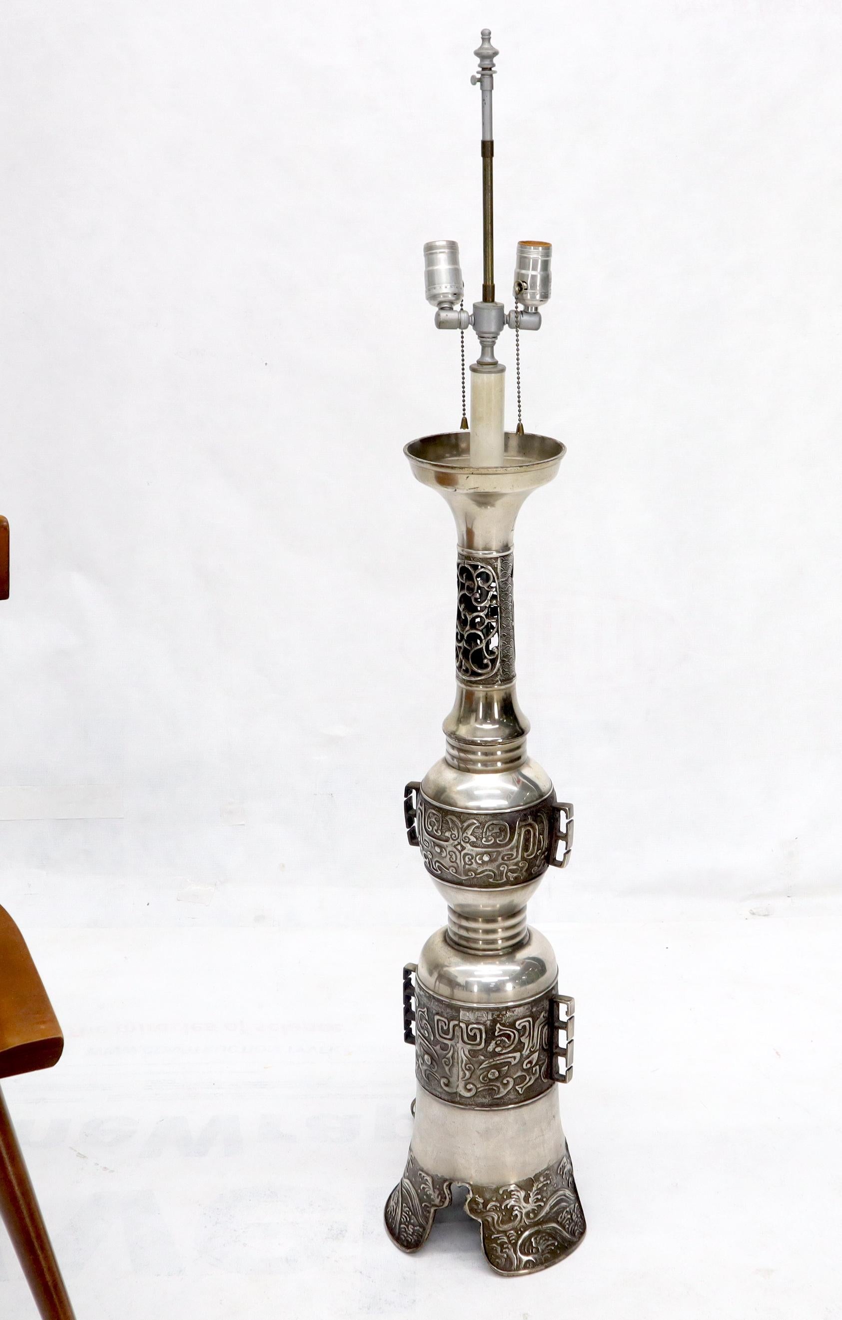 Métal Grande lampe de bureau surdimensionnée en forme de tour en métal gravé motif Moyen-Orient en vente