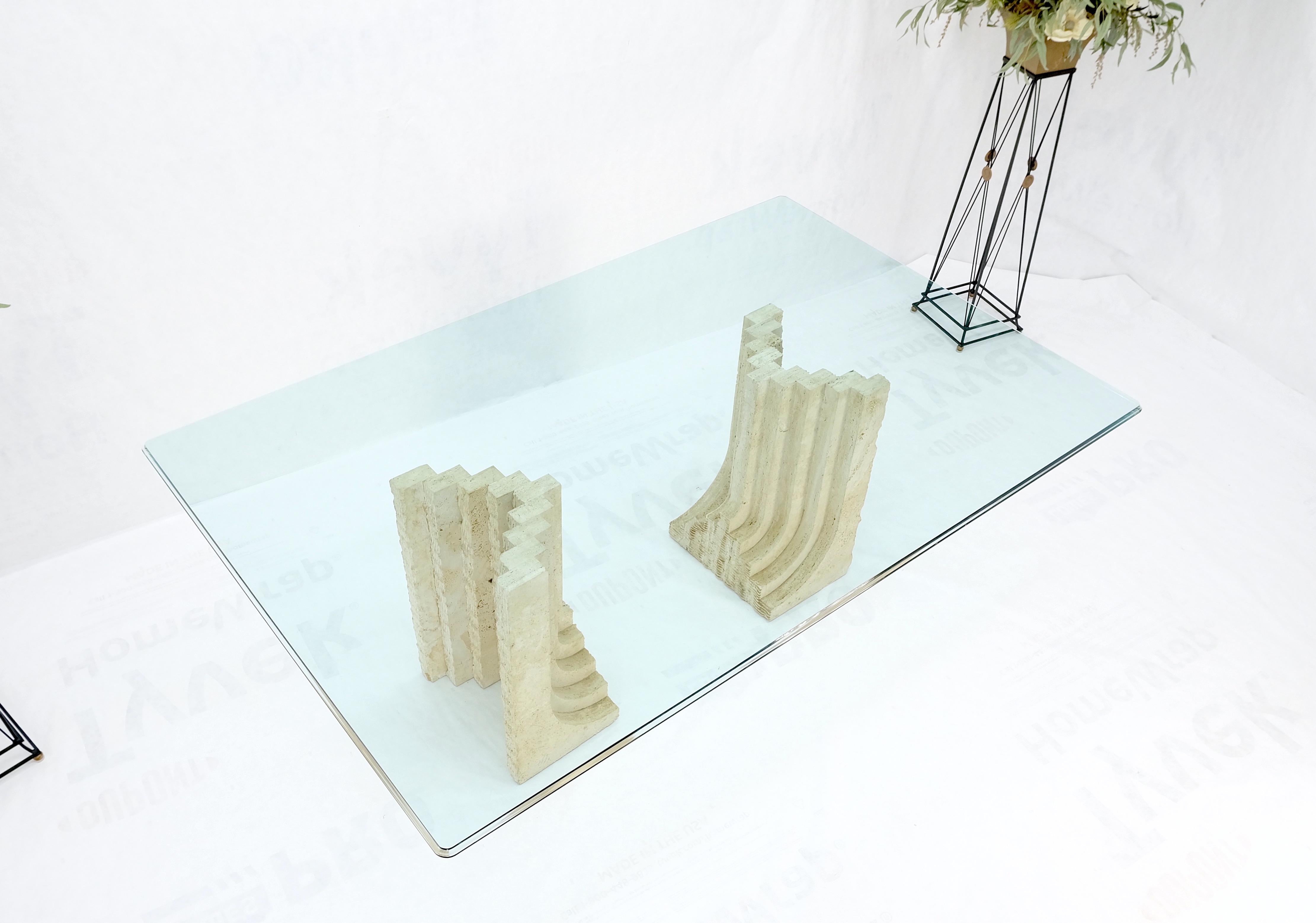 20ième siècle Grande table de conférence surdimensionnée en travertin de forme rectangulaire avec plateau en verre en vente
