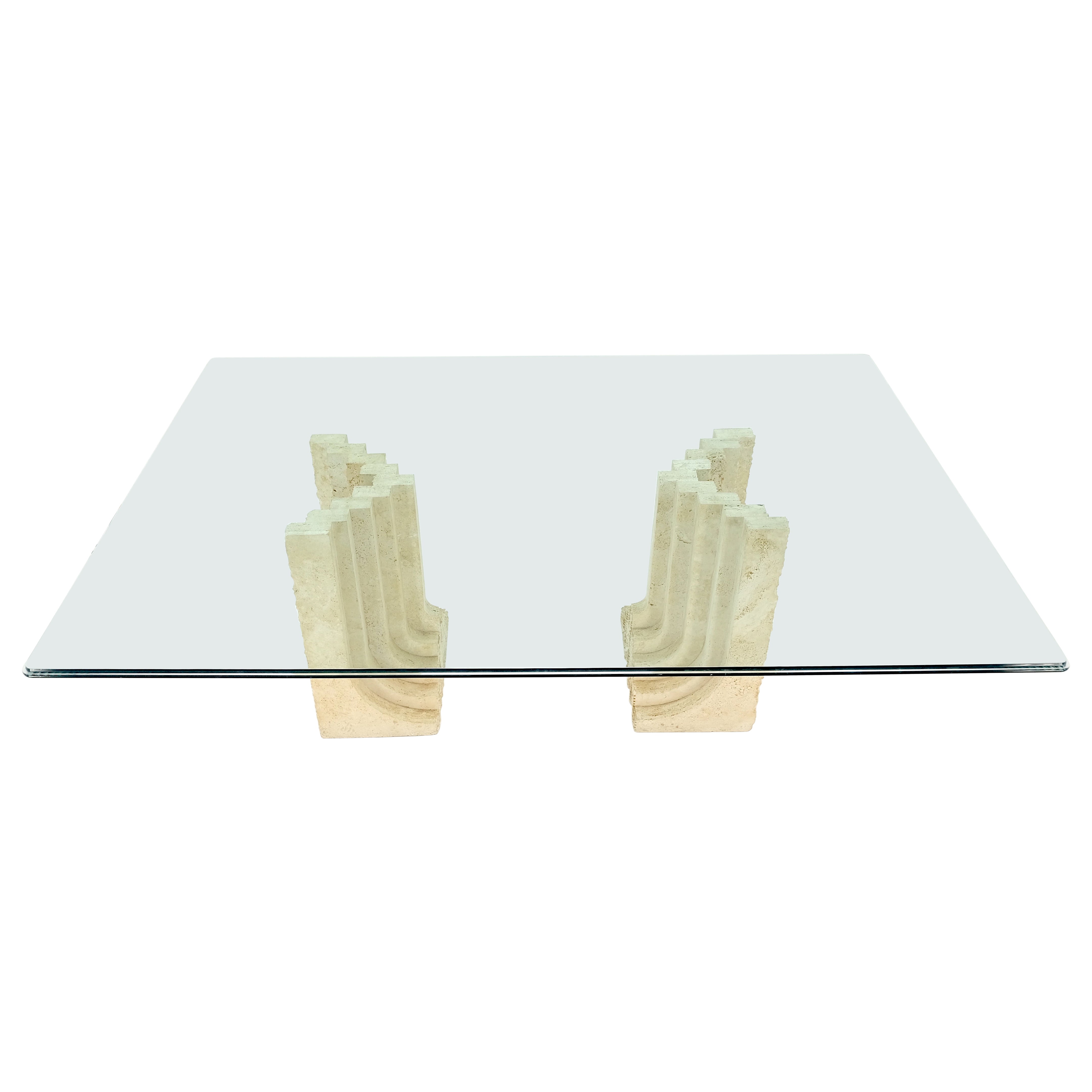 Grande tavolo da pranzo oversize a forma di ampio rettangolo con piano in vetro e travertino