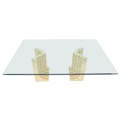 Grande tavolo da pranzo oversize a forma di ampio rettangolo con piano in vetro e travertino