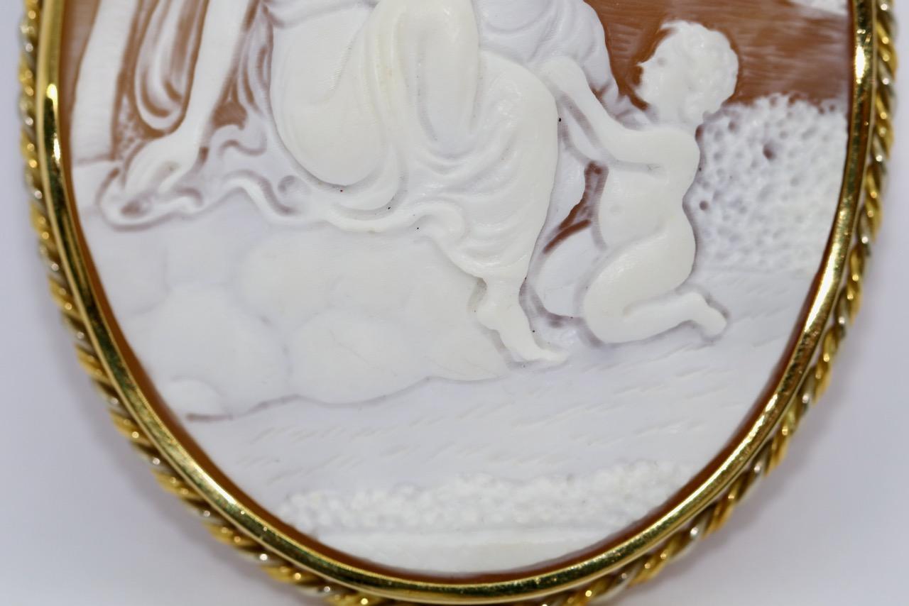 Large Oversized Cameo Brooch, Pendant, 18 Karat Gold In Good Condition For Sale In Berlin, DE