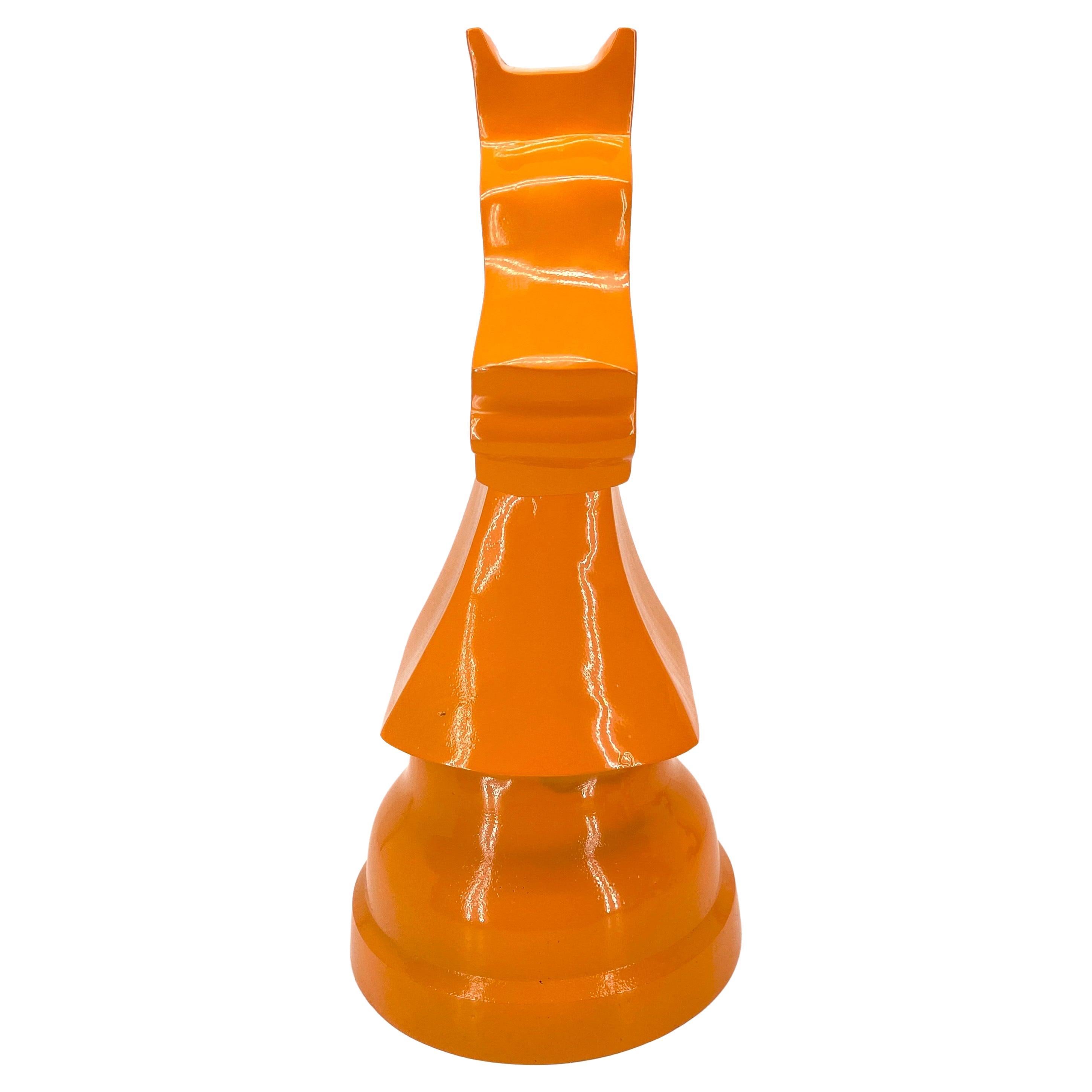 Grande statue de chevalier d'échecs surdimensionnée, revêtement en poudre orange  en vente 2