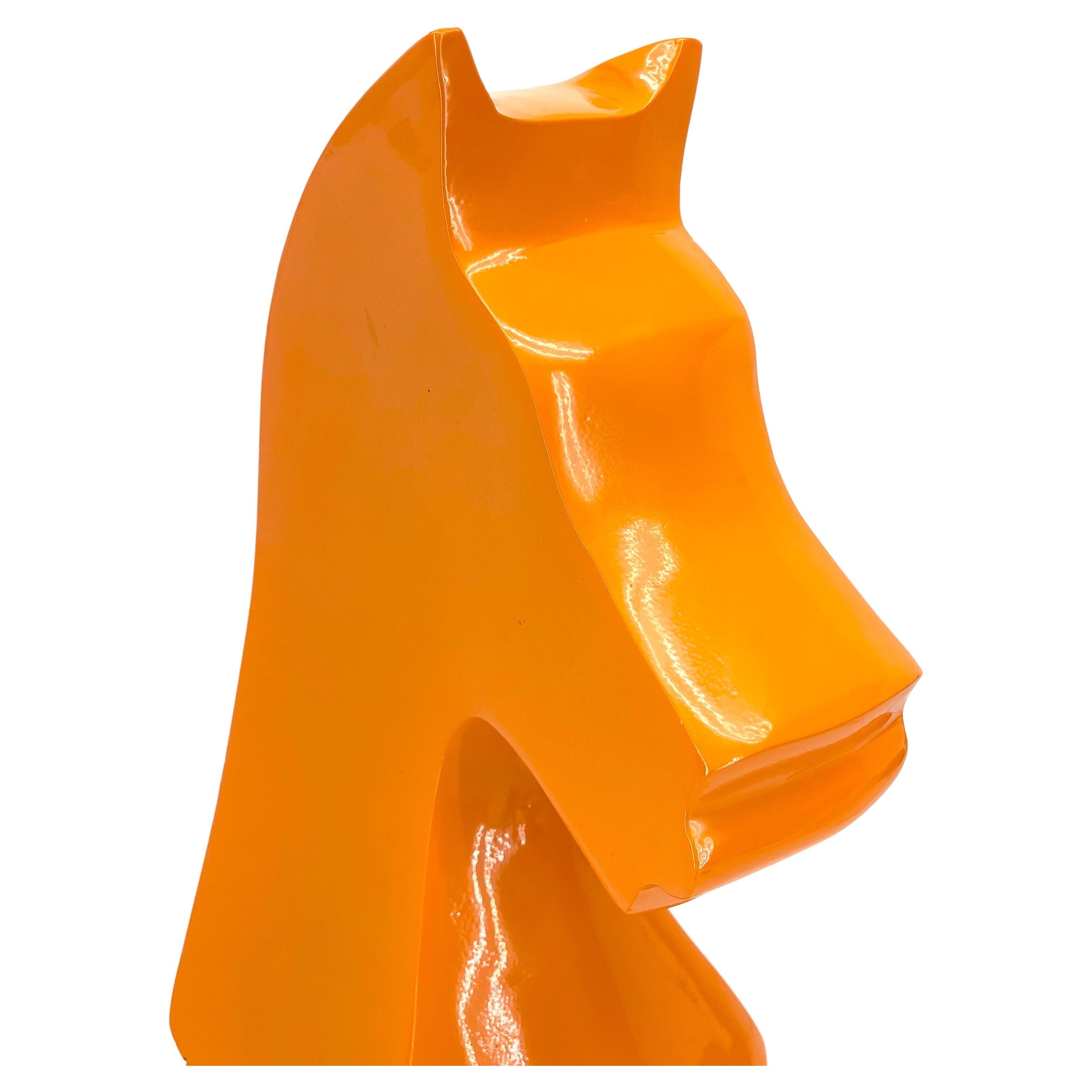 Grande statue de chevalier d'échecs surdimensionnée, revêtement en poudre orange  en vente 3
