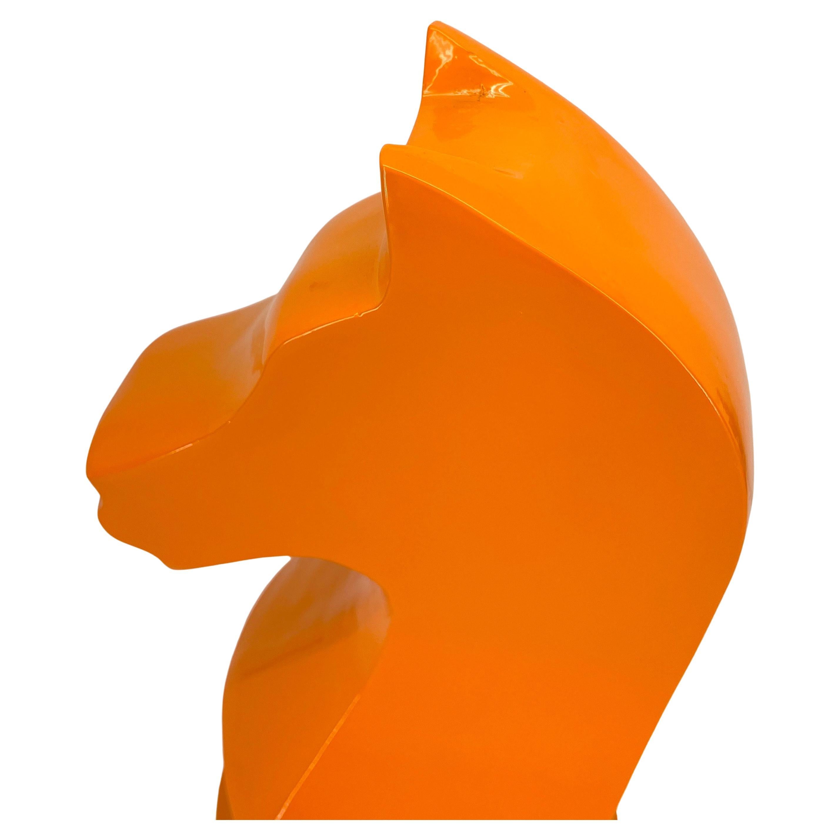 Poudré Grande statue de chevalier d'échecs surdimensionnée, revêtement en poudre orange  en vente