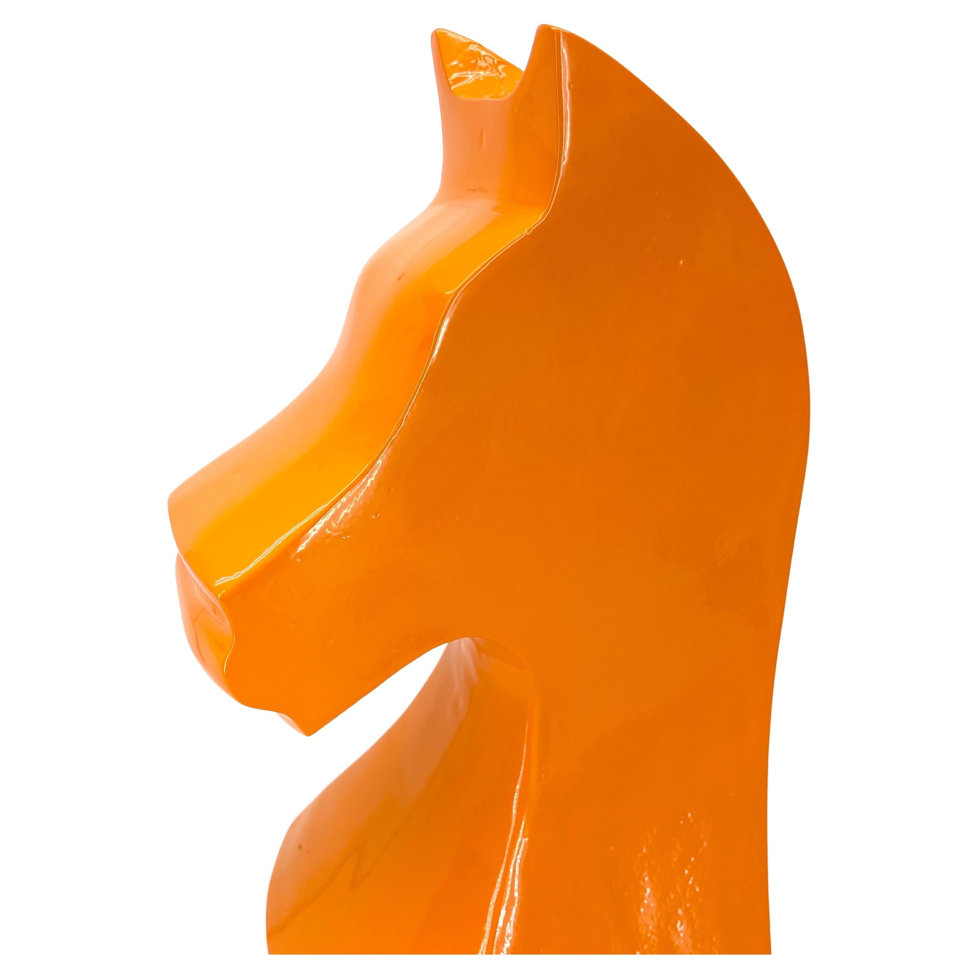 Fin du 20e siècle Grande statue de chevalier d'échecs surdimensionnée, revêtement en poudre orange  en vente