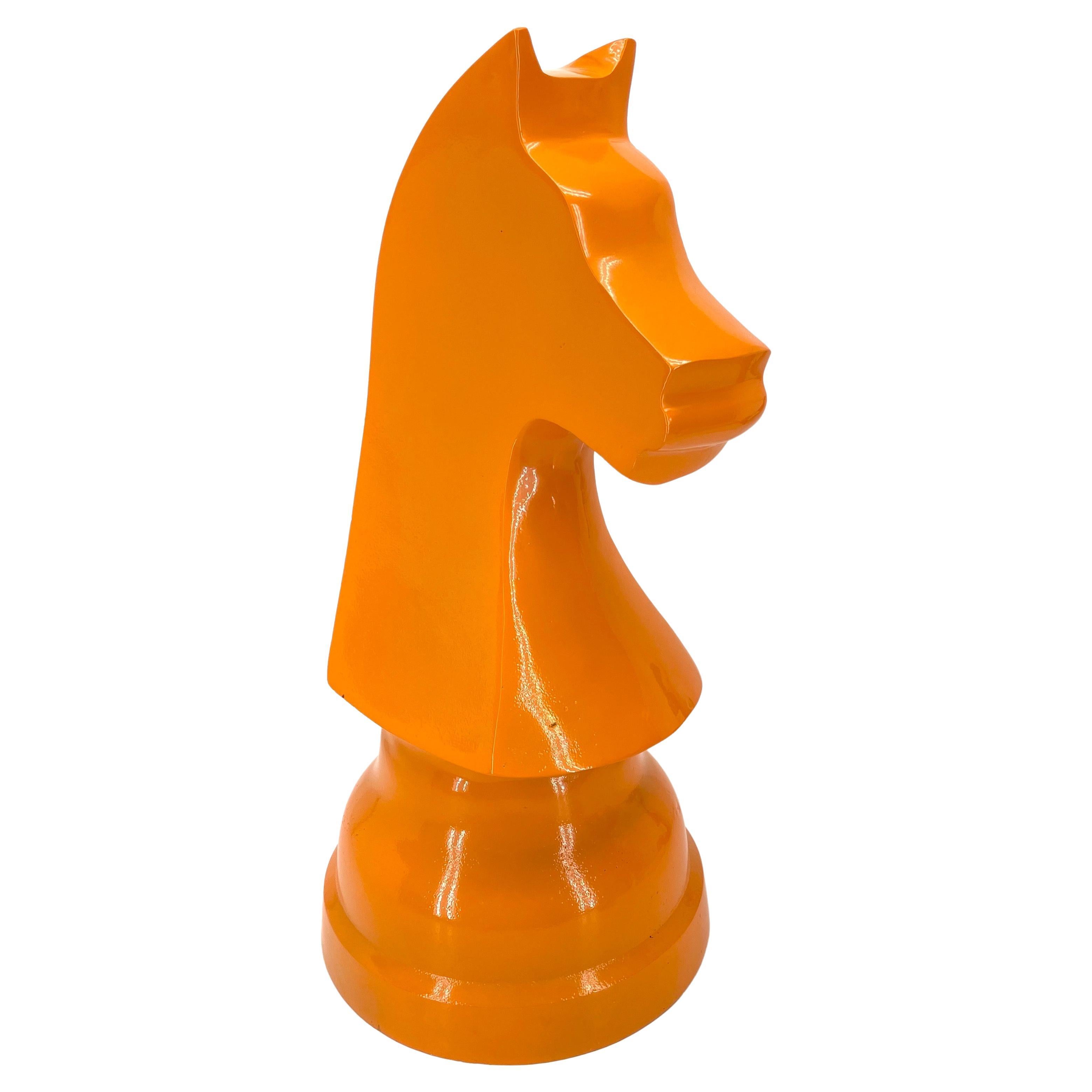 Grande statue de chevalier d'échecs surdimensionnée, revêtement en poudre orange  en vente 1