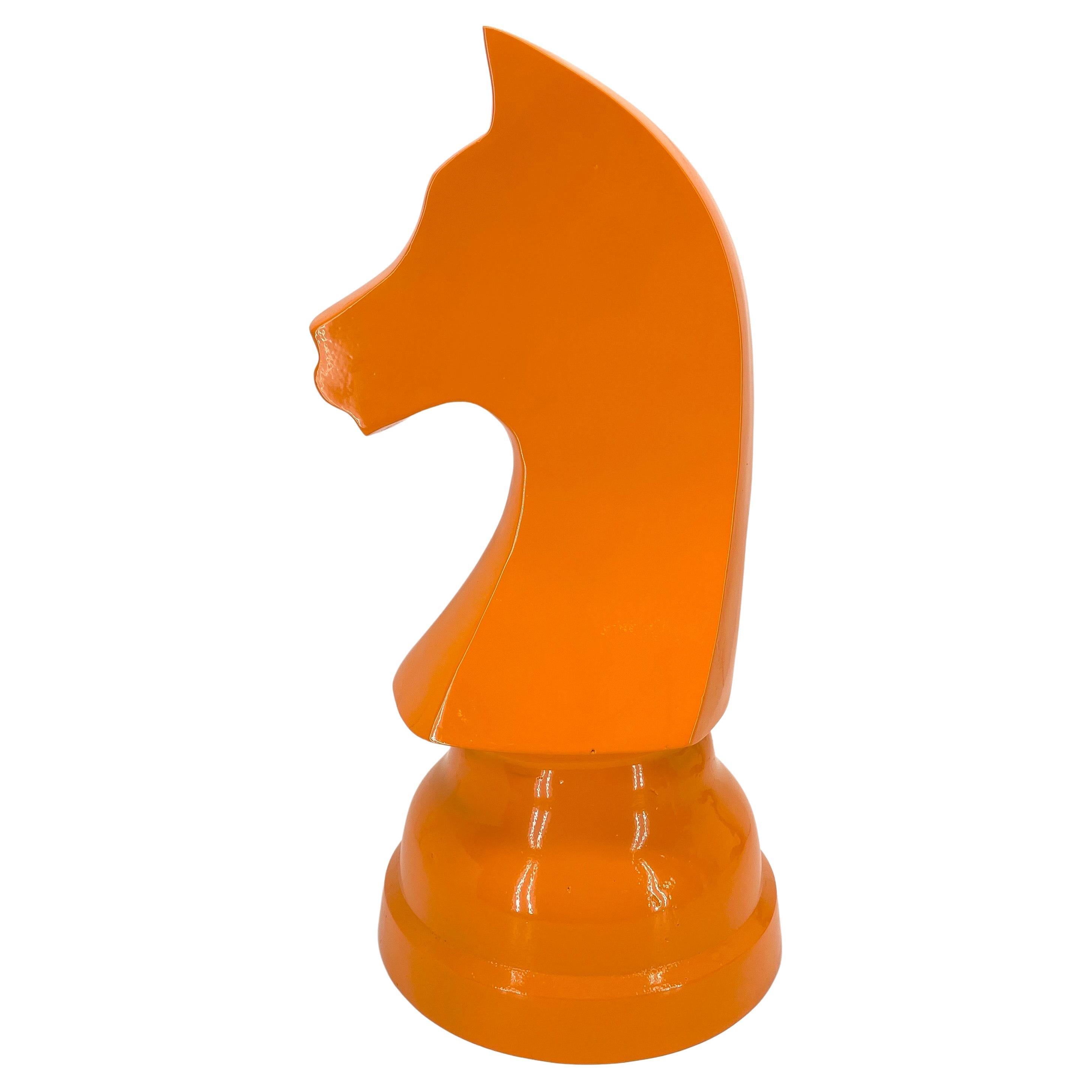 Grande statue de chevalier d'échecs surdimensionnée, revêtement en poudre orange  en vente