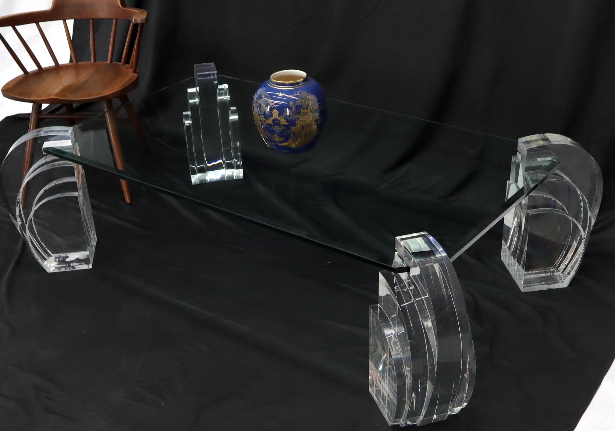 Table basse rectangulaire en verre à coins coupés et à base de lucite, de style moderne du milieu du siècle.