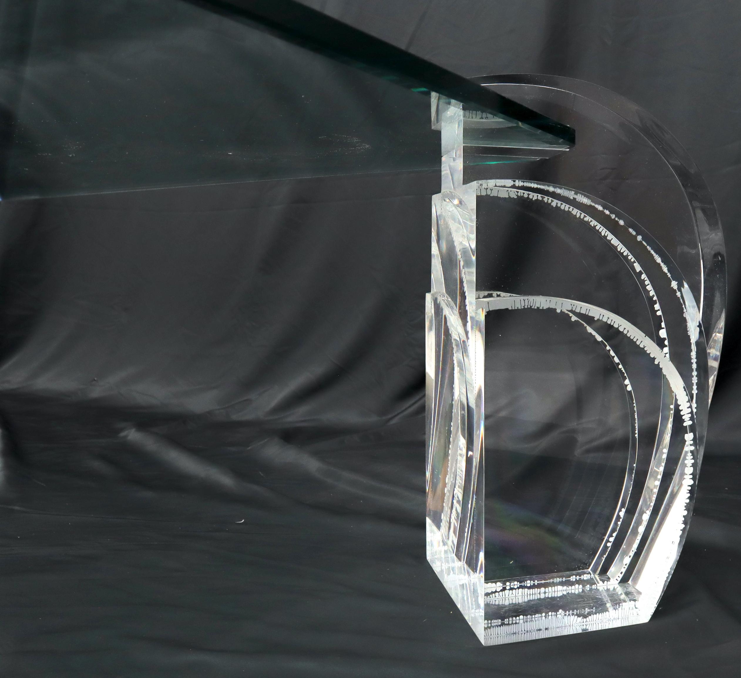 Grande table basse surdimensionnée à base en lucite et plateau en verre, angle rectangulaire Bon état - En vente à Rockaway, NJ