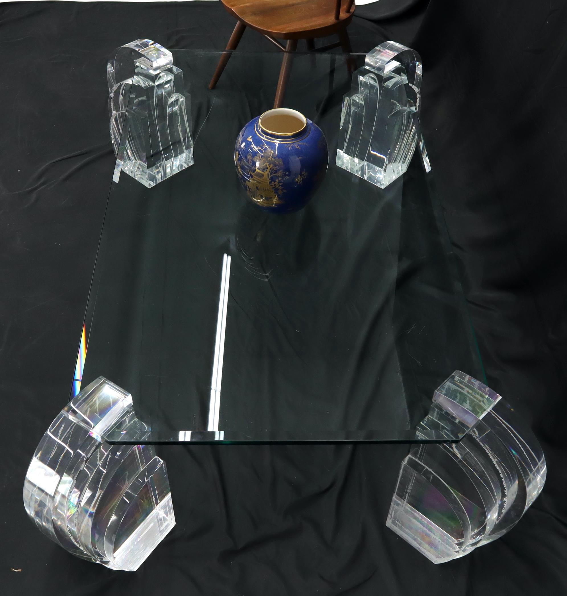 Grande table basse surdimensionnée à base en lucite et plateau en verre, angle rectangulaire en vente 2