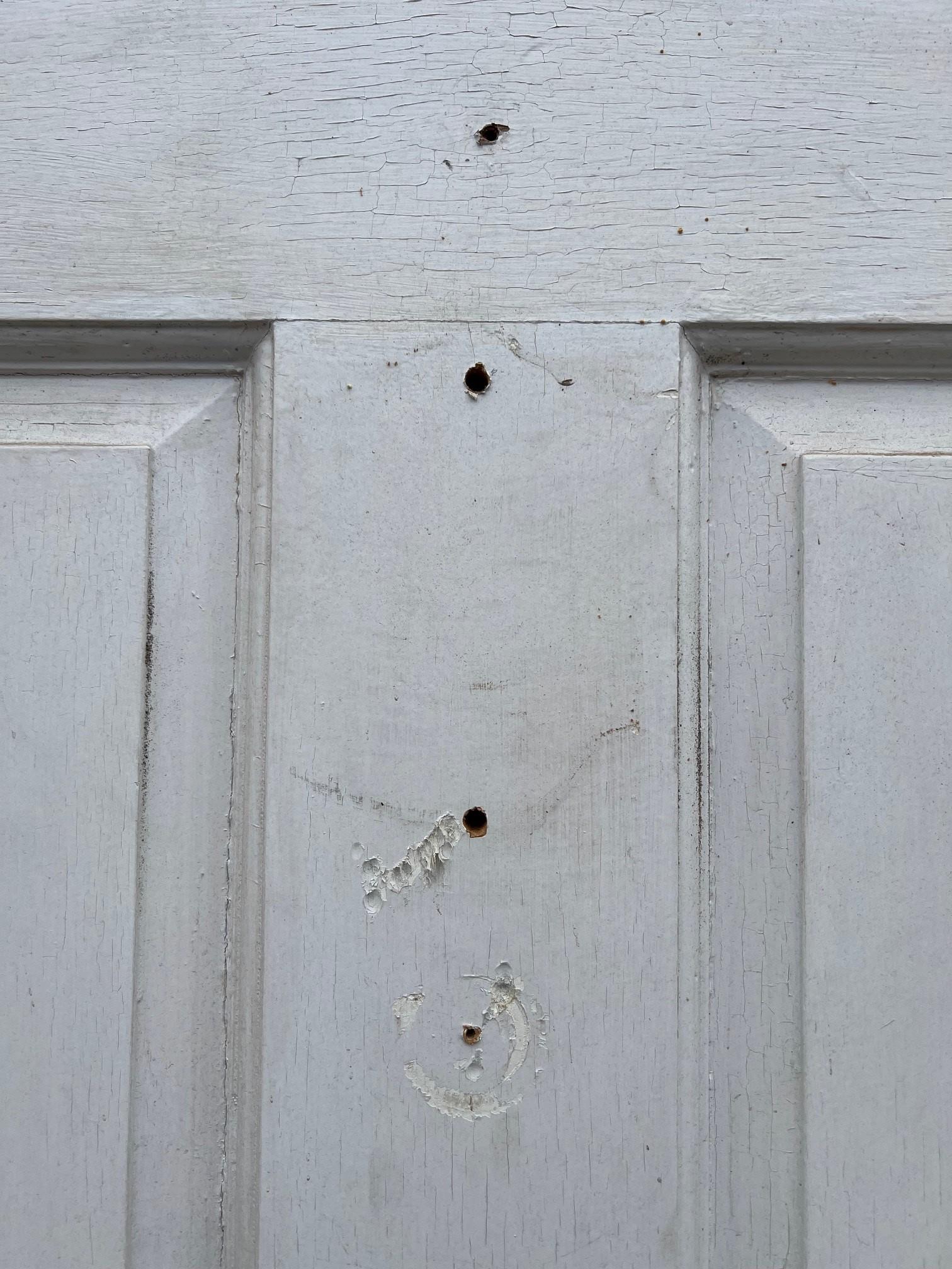 Gran puerta de entrada exterior de cuarterones alzados con herrajes de latón. en venta 4