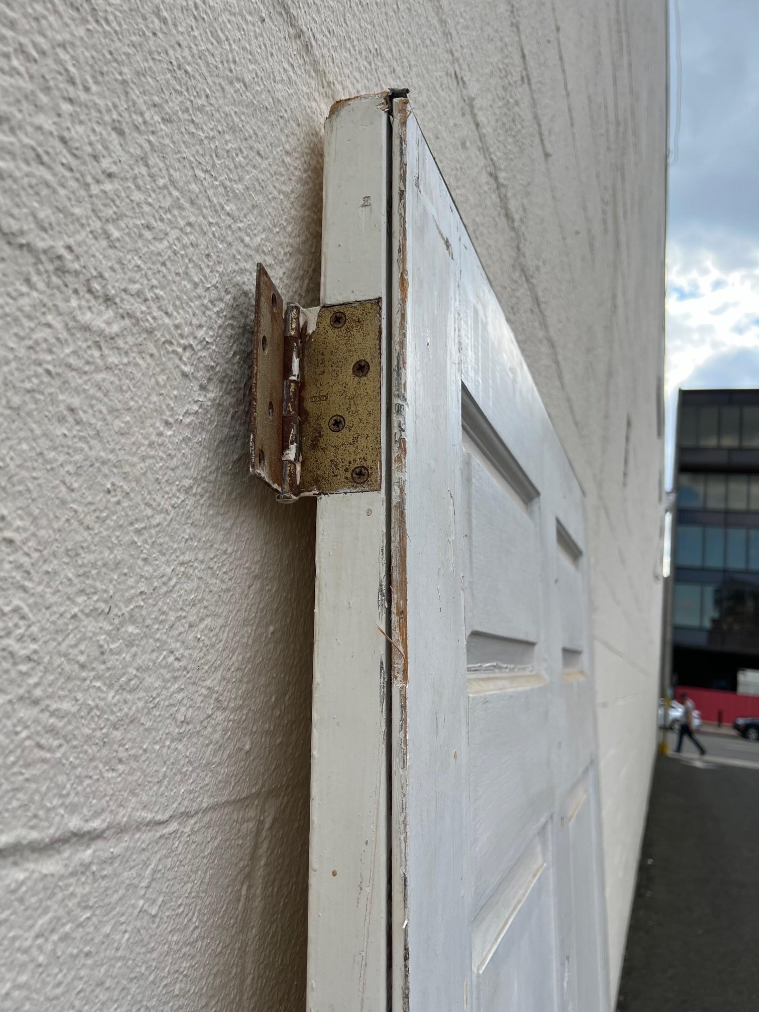 Gran puerta de entrada exterior de cuarterones alzados con herrajes de latón. en venta 5