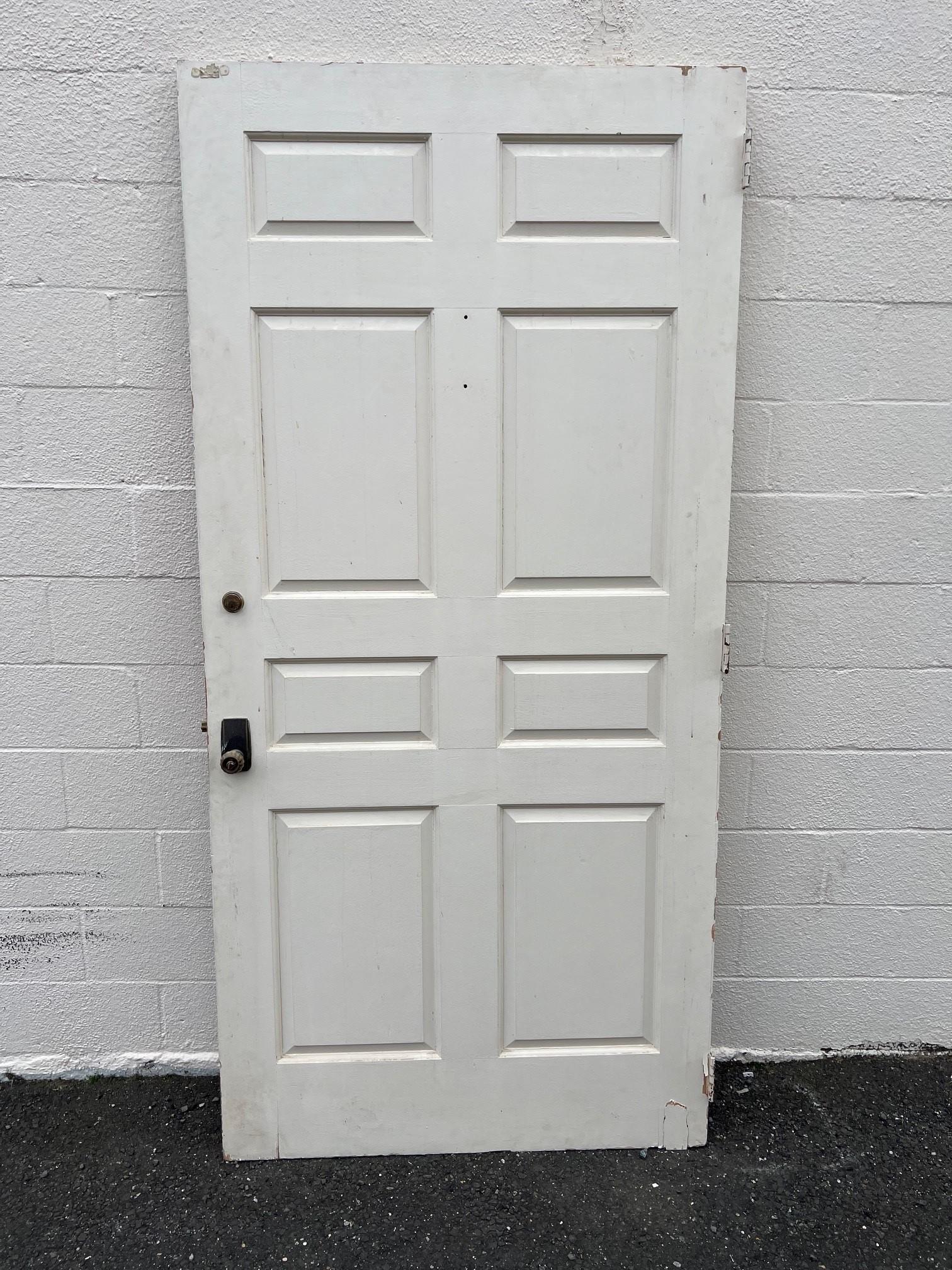 Gran puerta de entrada exterior de cuarterones alzados con herrajes de latón. en venta 6