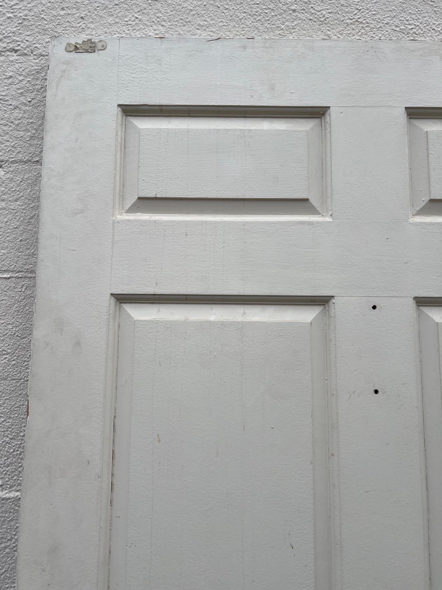 Gran puerta de entrada exterior de cuarterones alzados con herrajes de latón. en venta 7