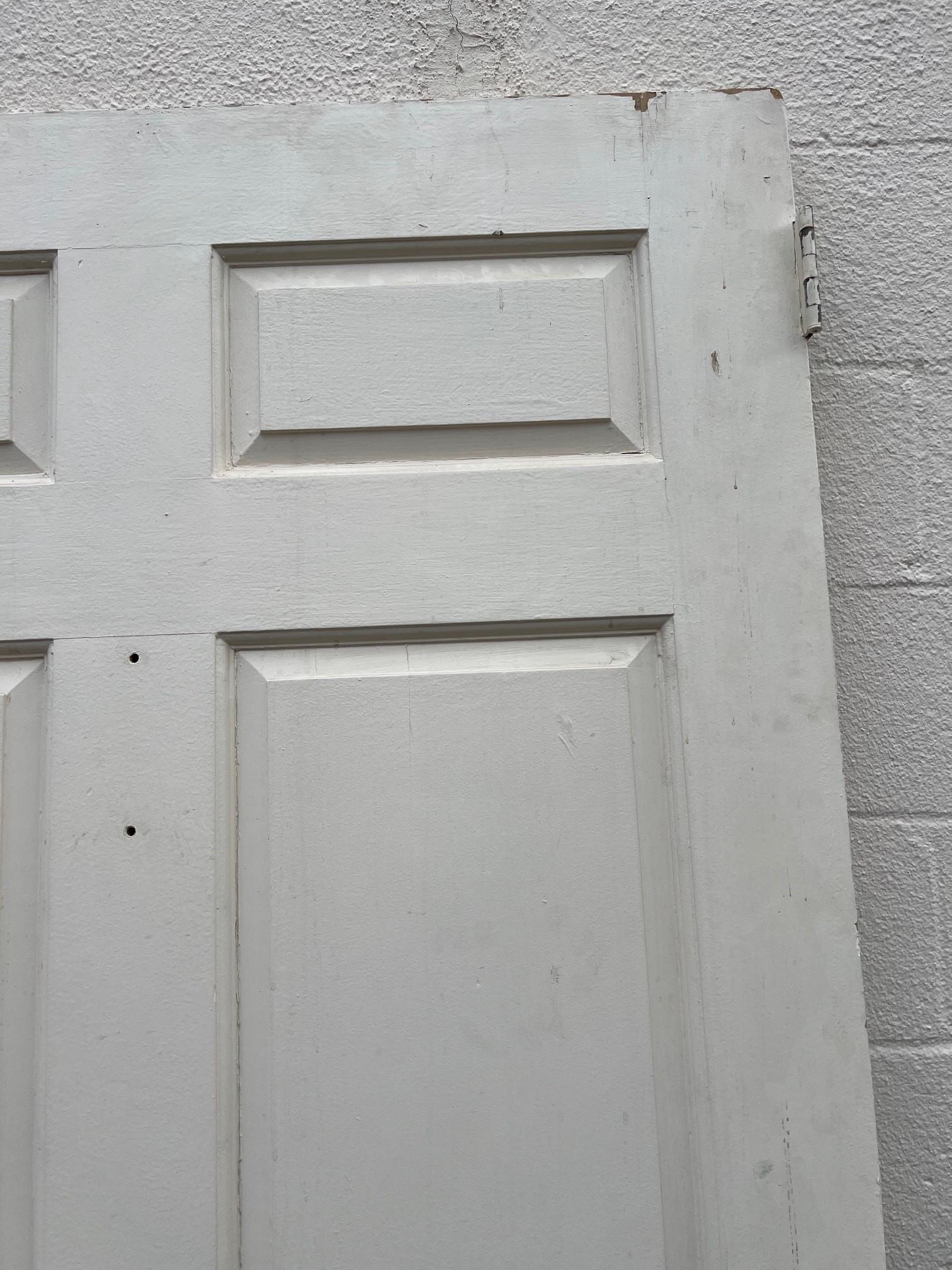 Gran puerta de entrada exterior de cuarterones alzados con herrajes de latón. en venta 8